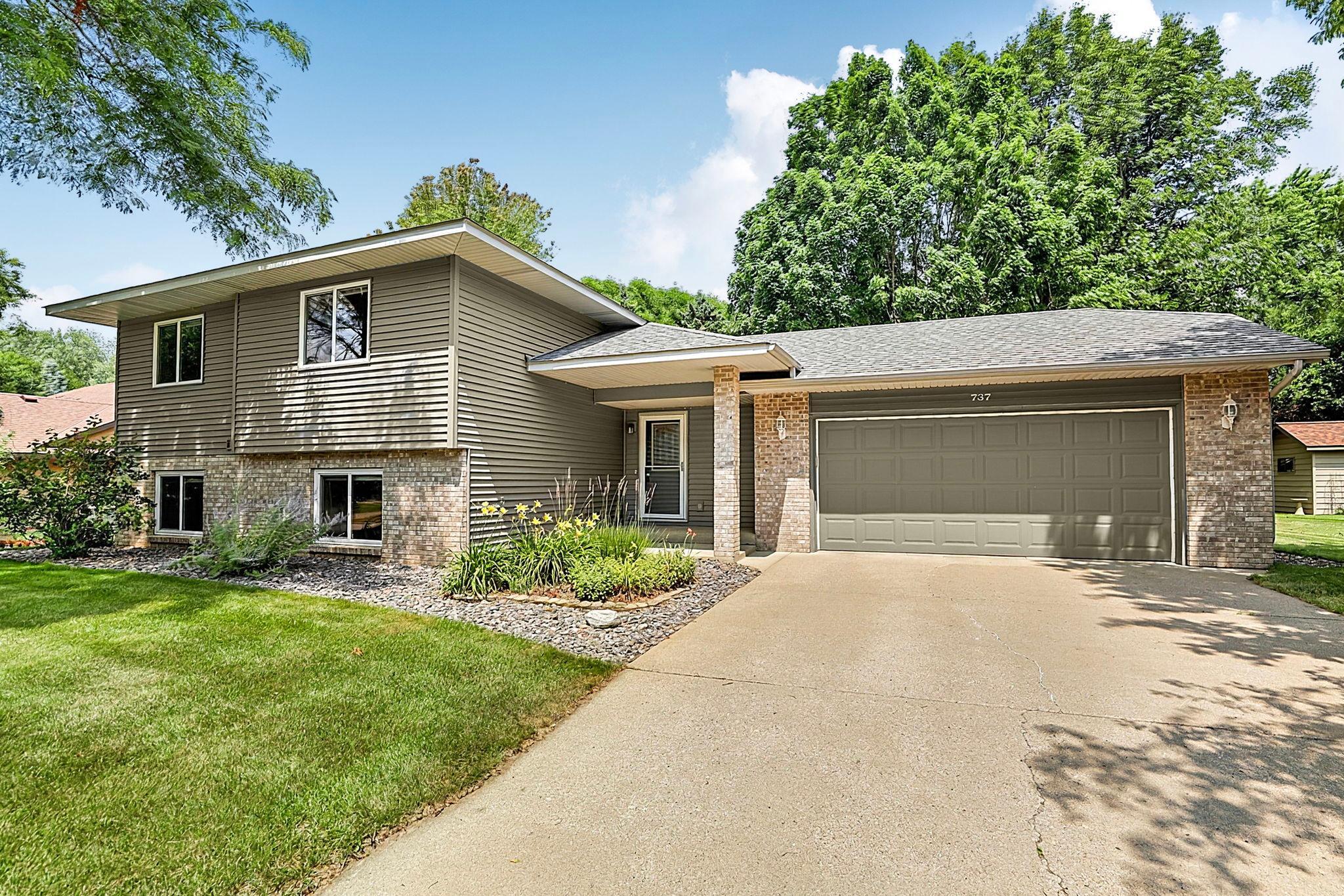 737 4th St N, Sartell, MN 56377