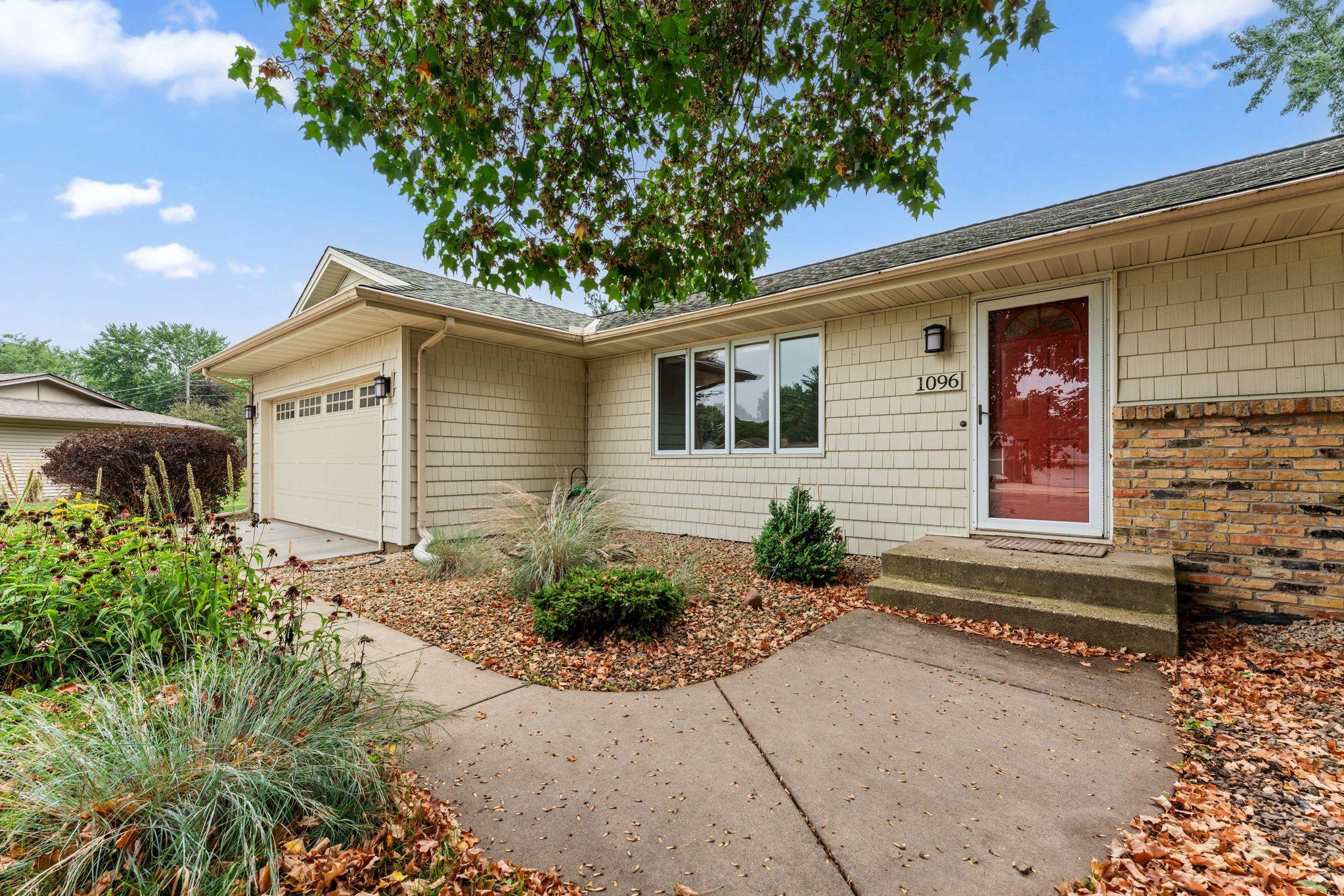 1096 Rome Ct, Apple Valley, MN 55124