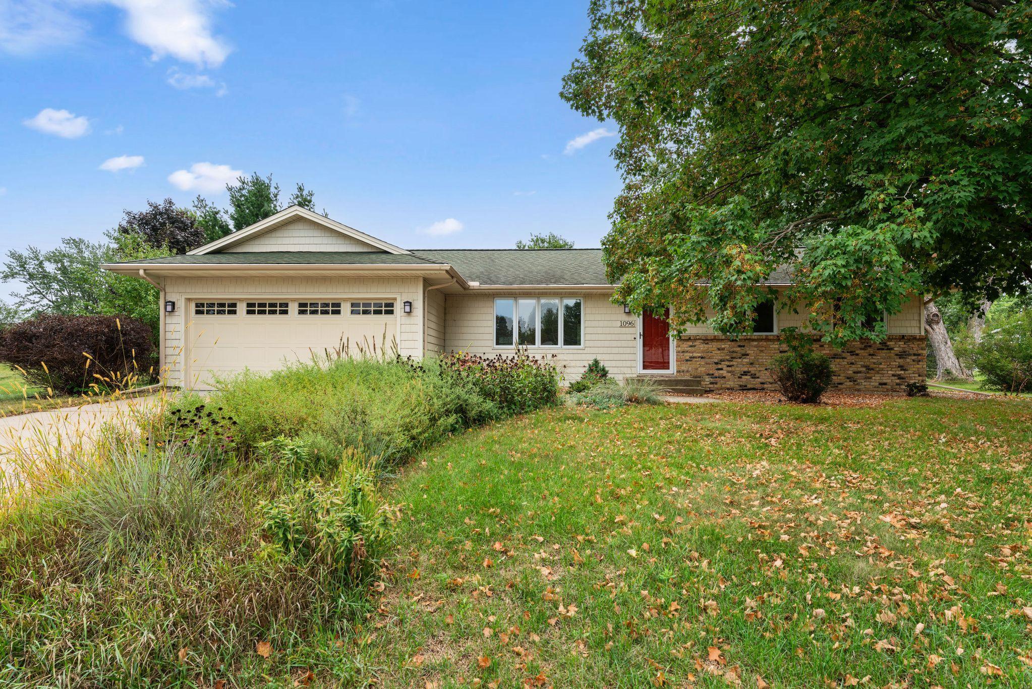 1096 Rome Ct, Apple Valley, MN 55124