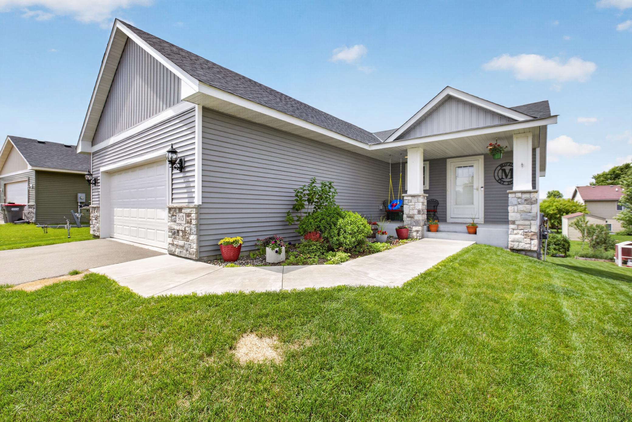 913 Moline Loop NW, Isanti, MN 55040
