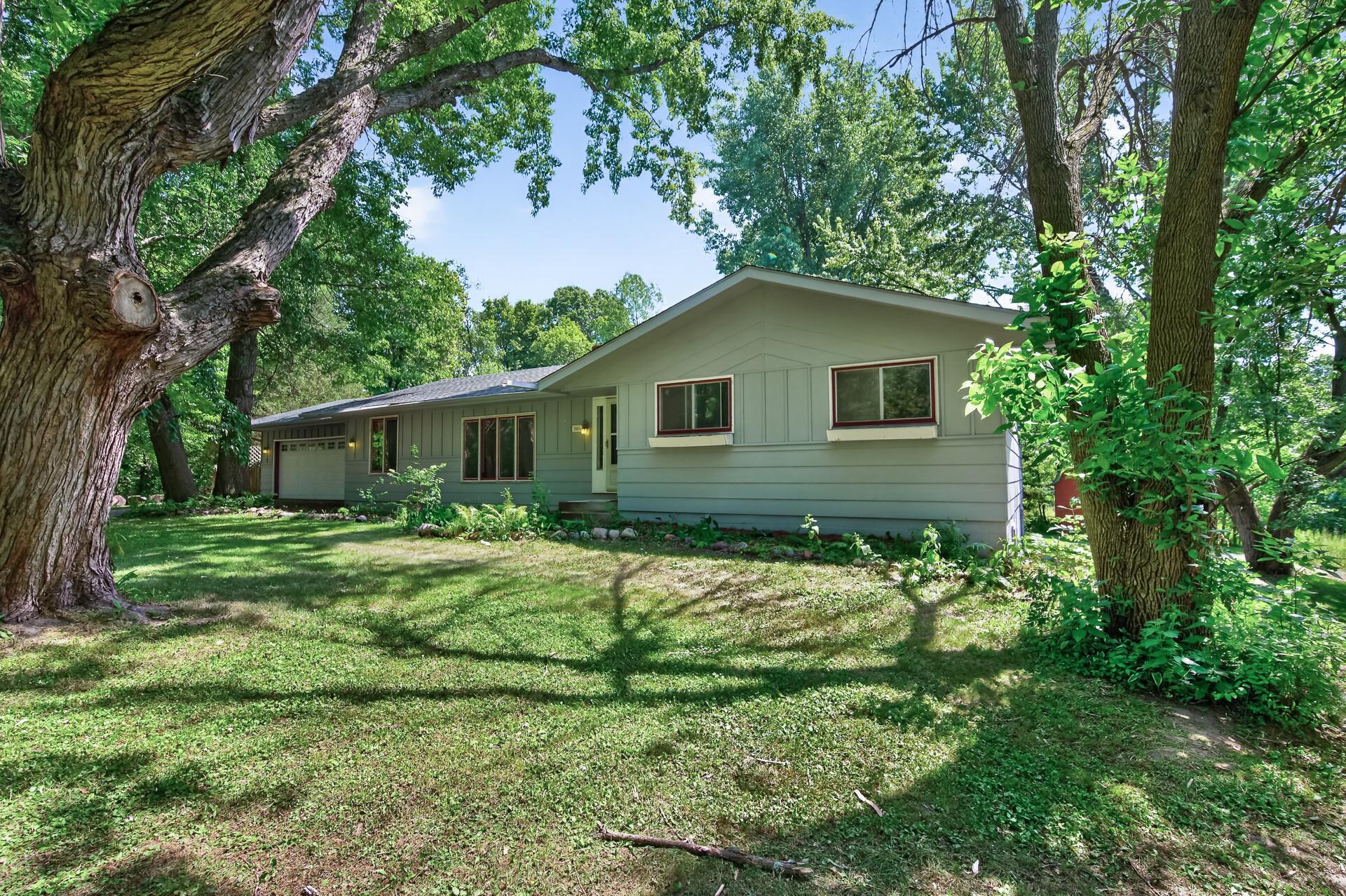 3948 Sunshine Dr, Oak Grove, MN 55303