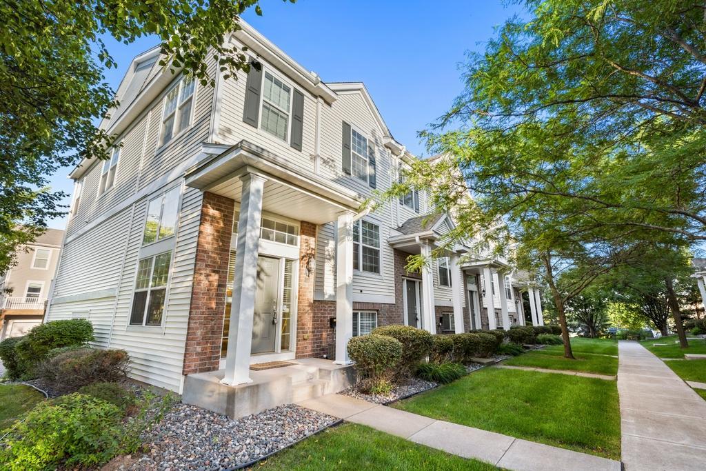 899 Ledgestone Dr, Mahtomedi, MN 55115
