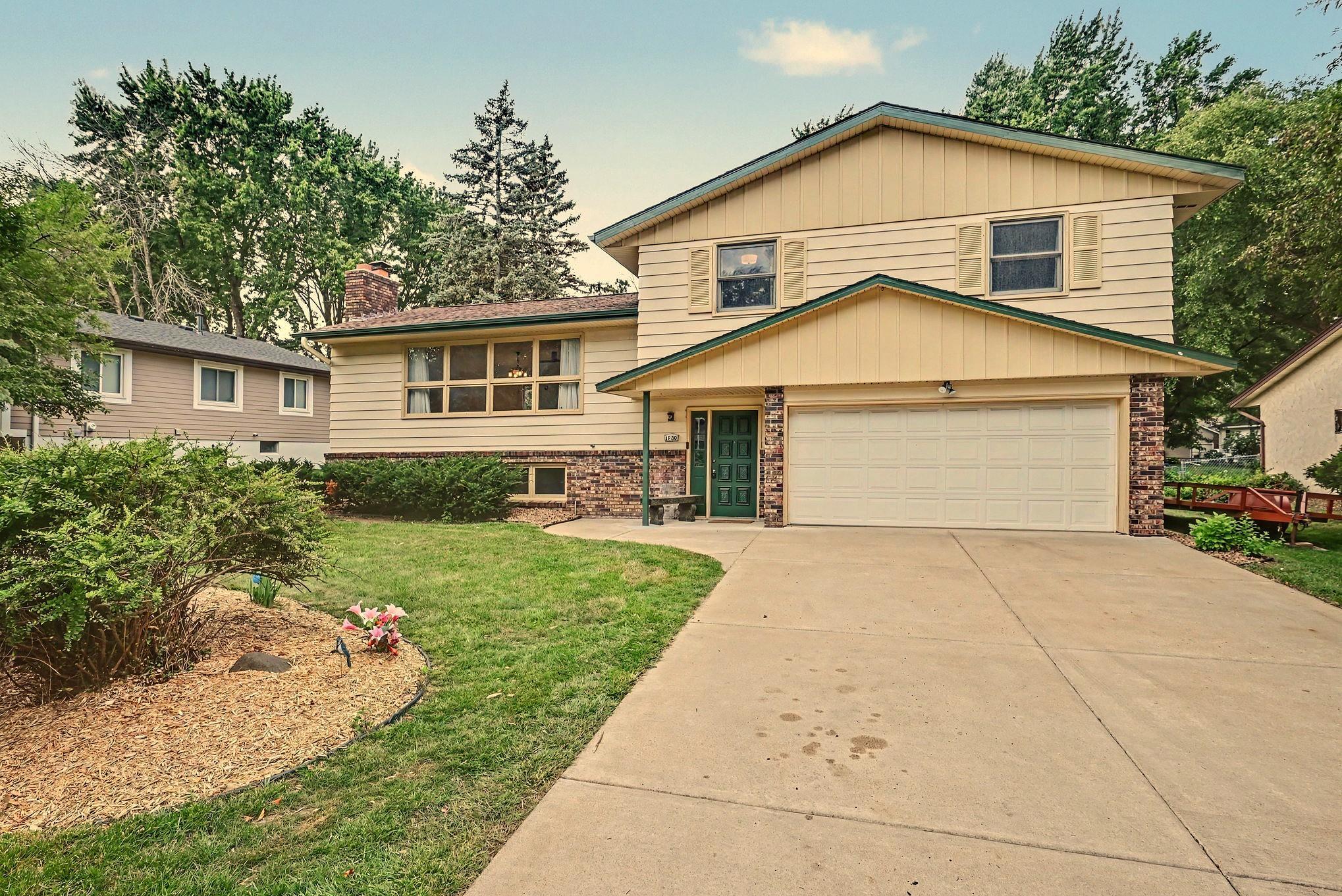 1880 Richal Dr, Woodbury, MN 55125