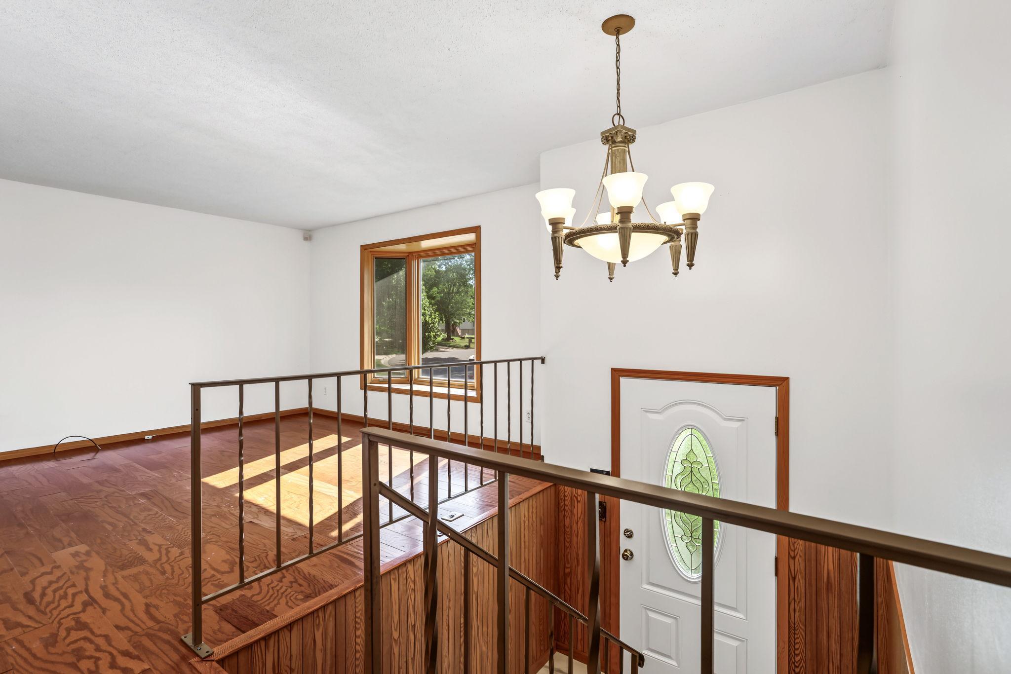 606 Grospoint Ln N, Oakdale, MN 55128