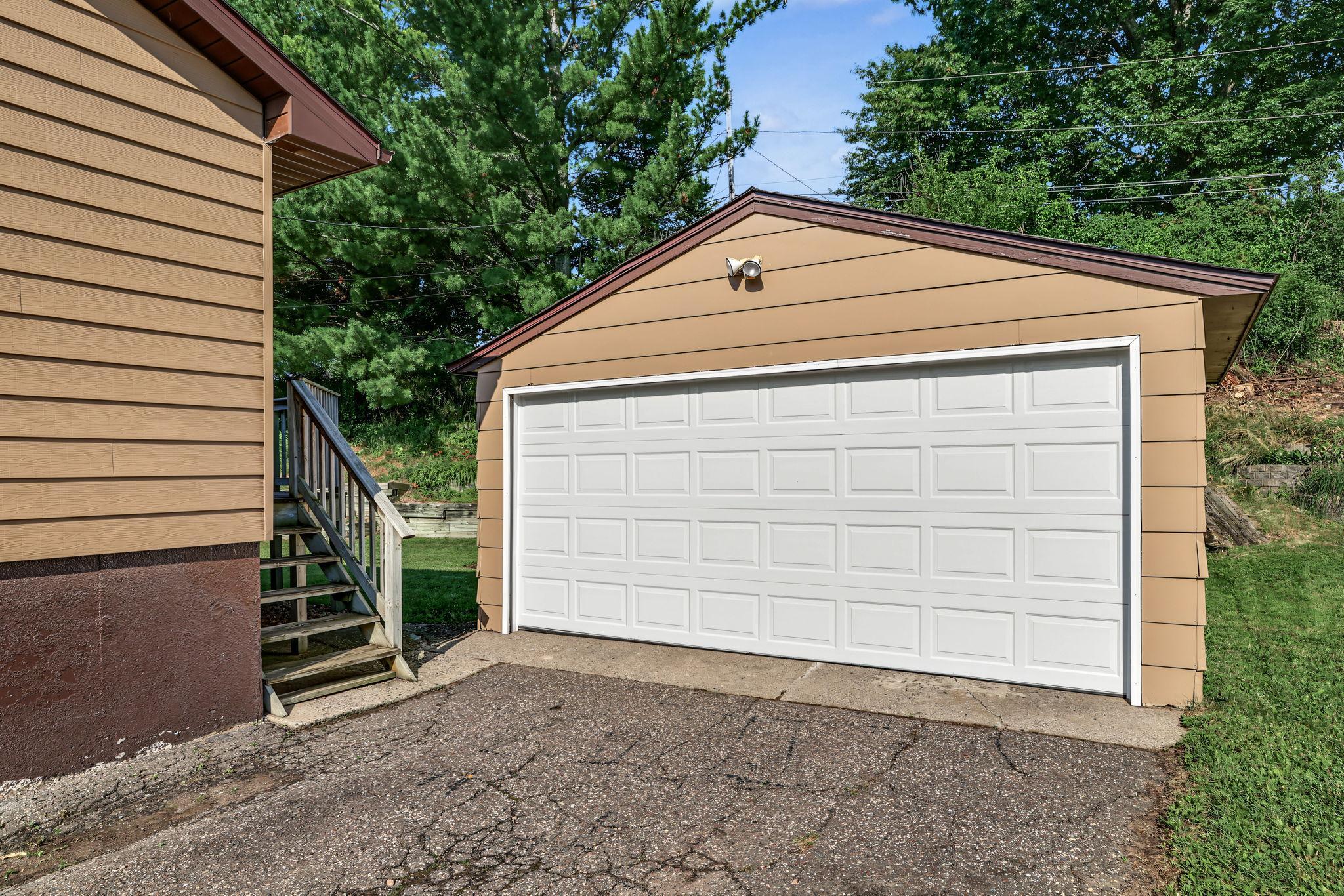 606 Grospoint Ln N, Oakdale, MN 55128