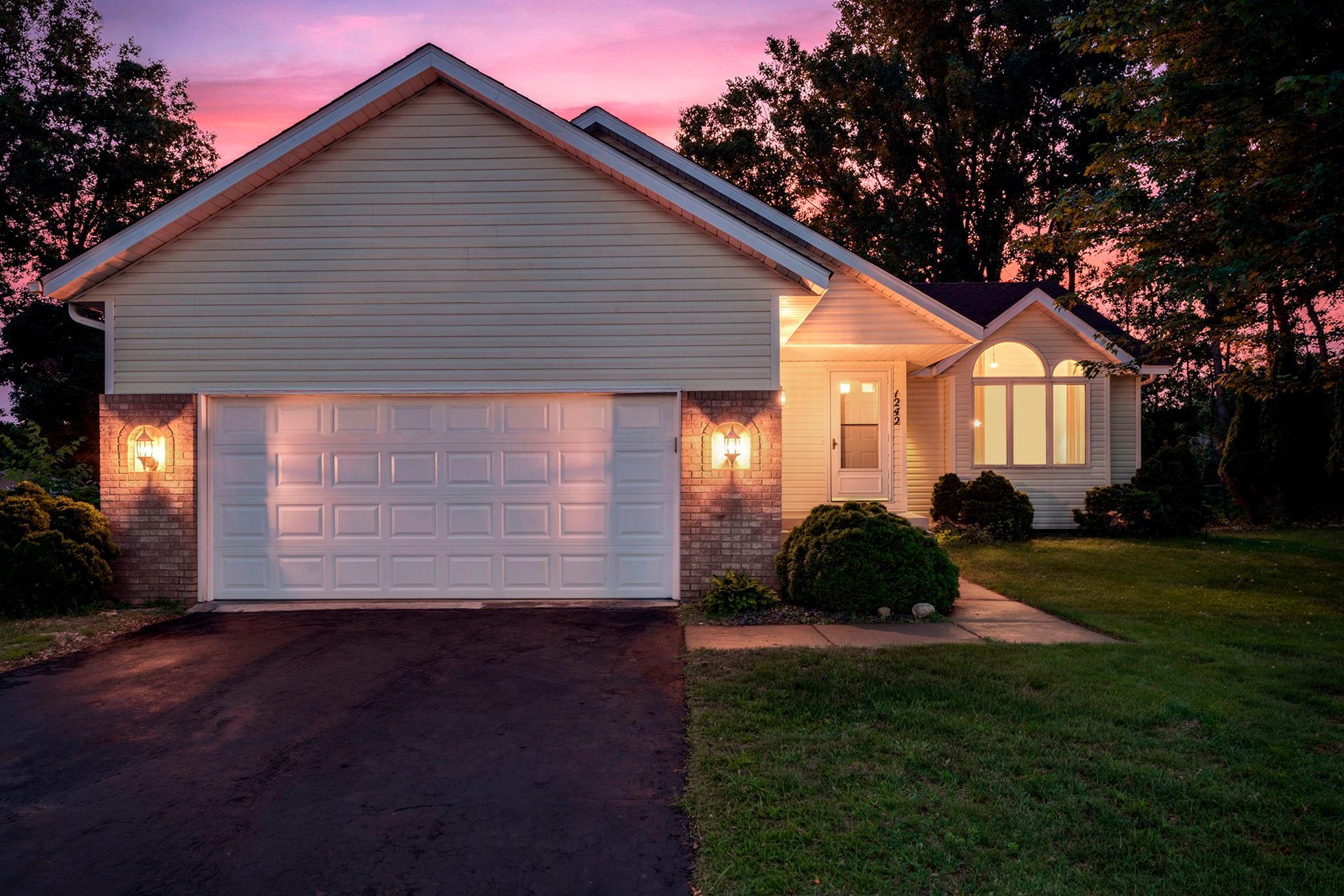 1242 Myrtle St N, Maplewood, MN 55119