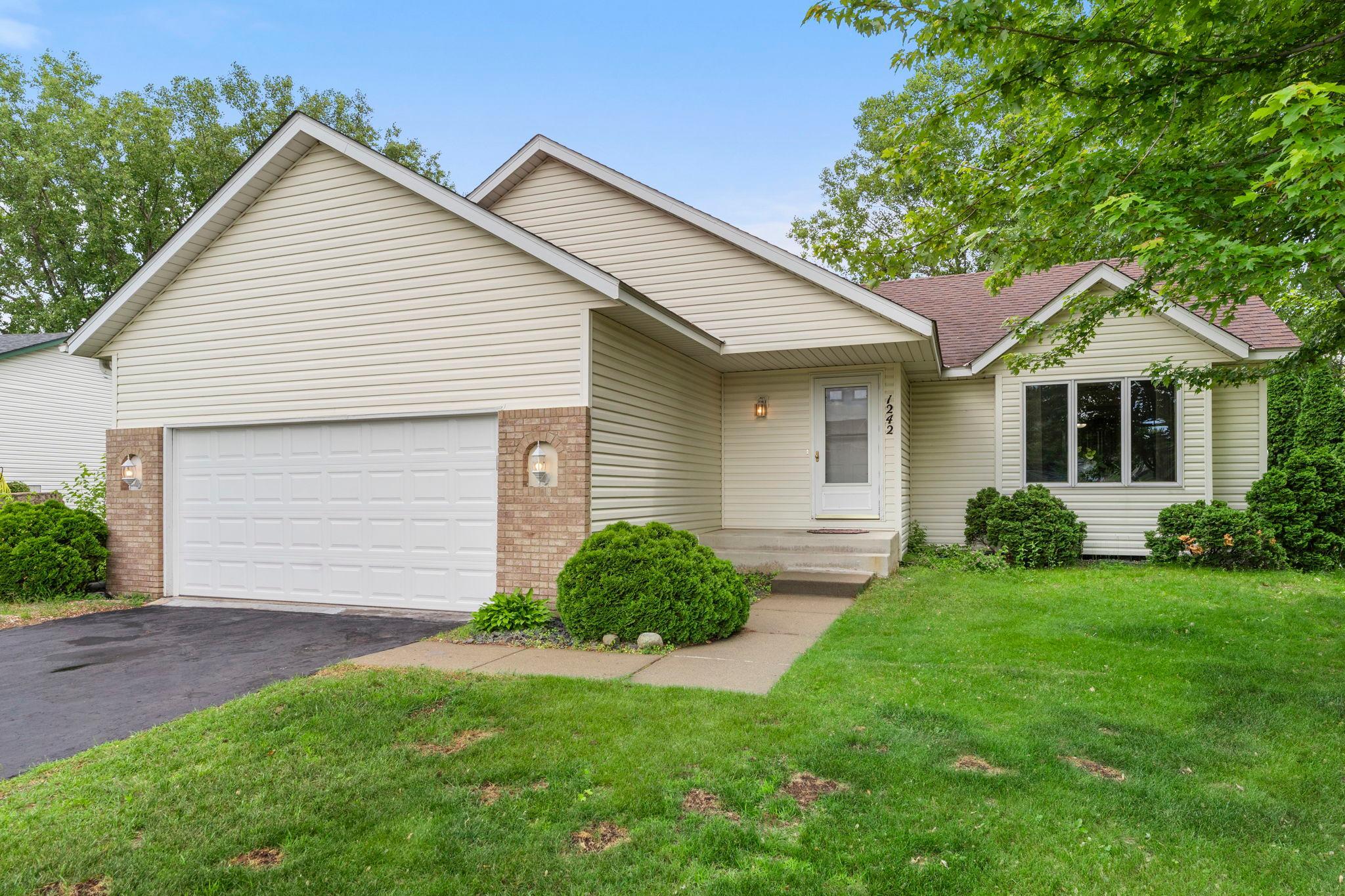1242 Myrtle St N, Maplewood, MN 55119