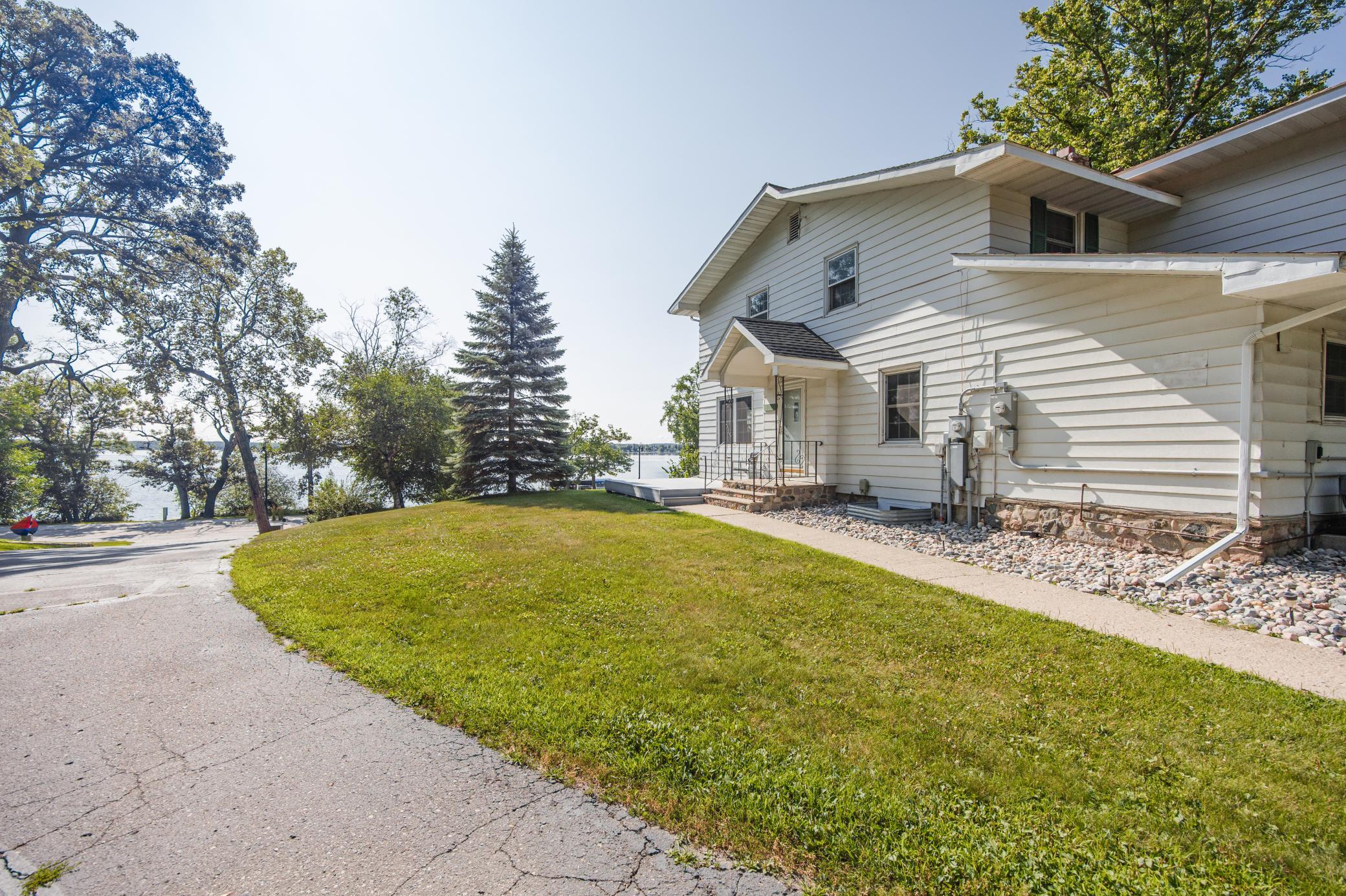 1104 W Lake Dr, Detroit Lakes, MN 56501