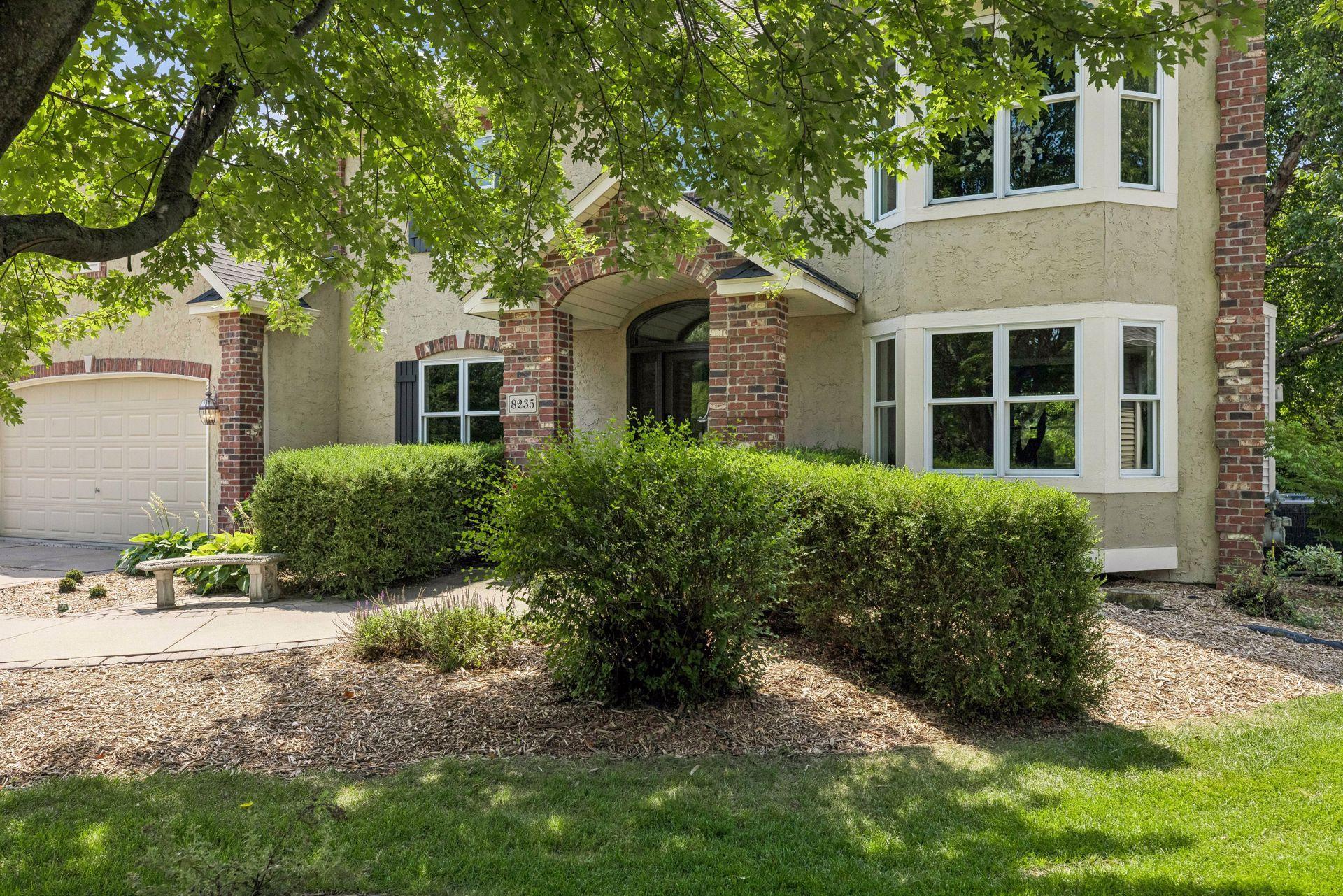 8235 Enclave Cv, Woodbury, MN 55125