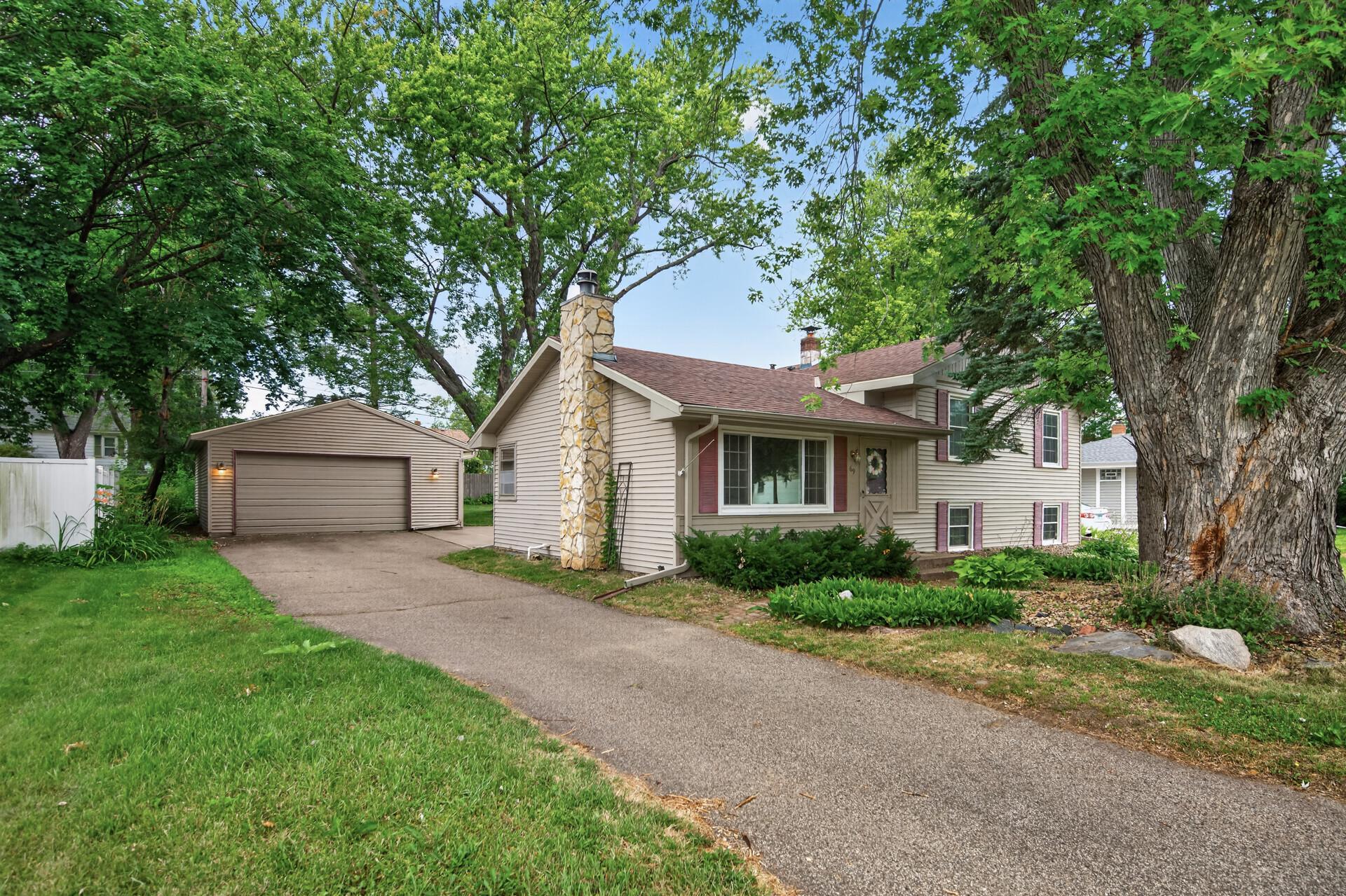 69 Dennis Ln N, Maplewood, MN 55119