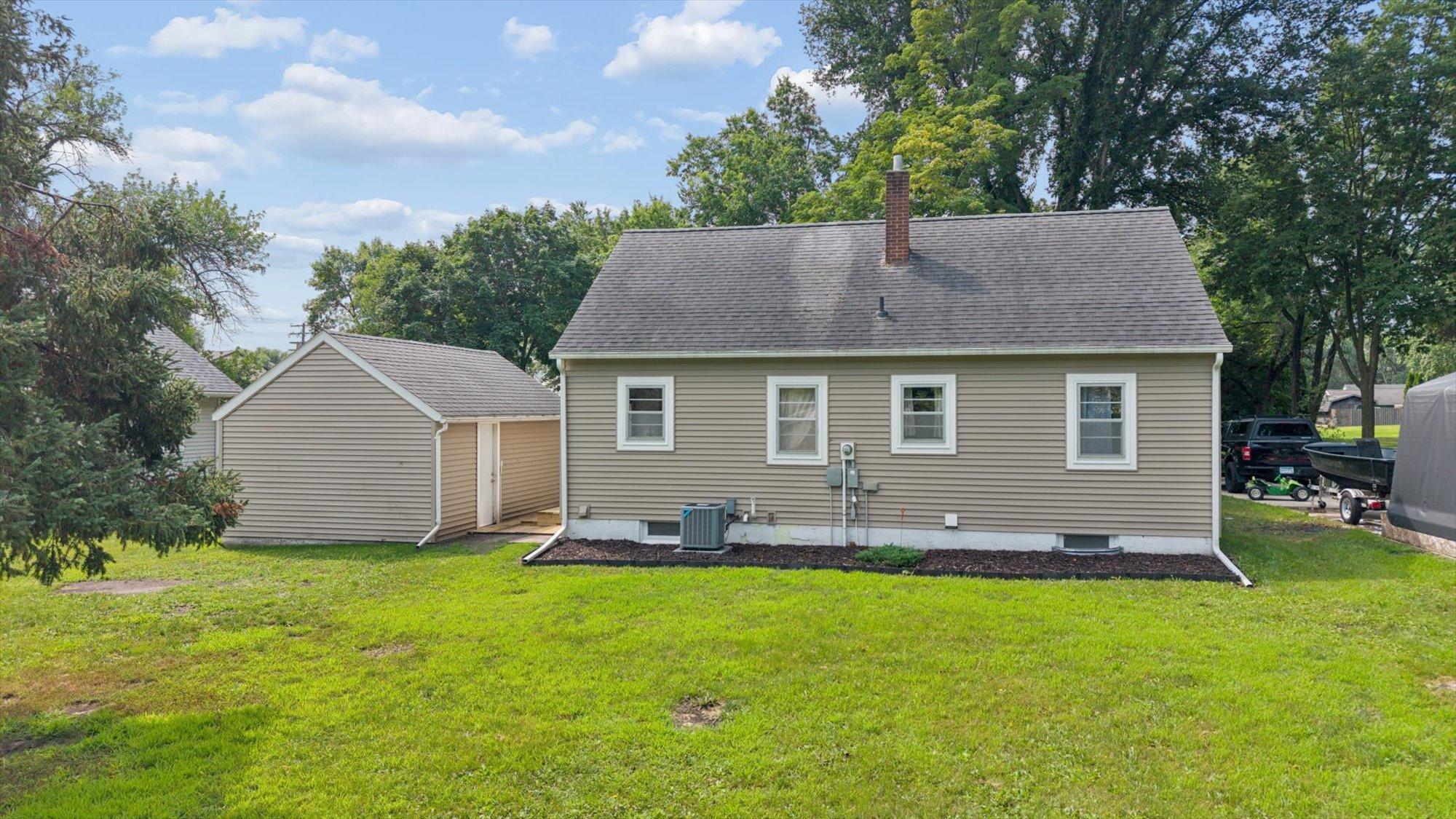 735 E 2nd St, Litchfield, MN 55355