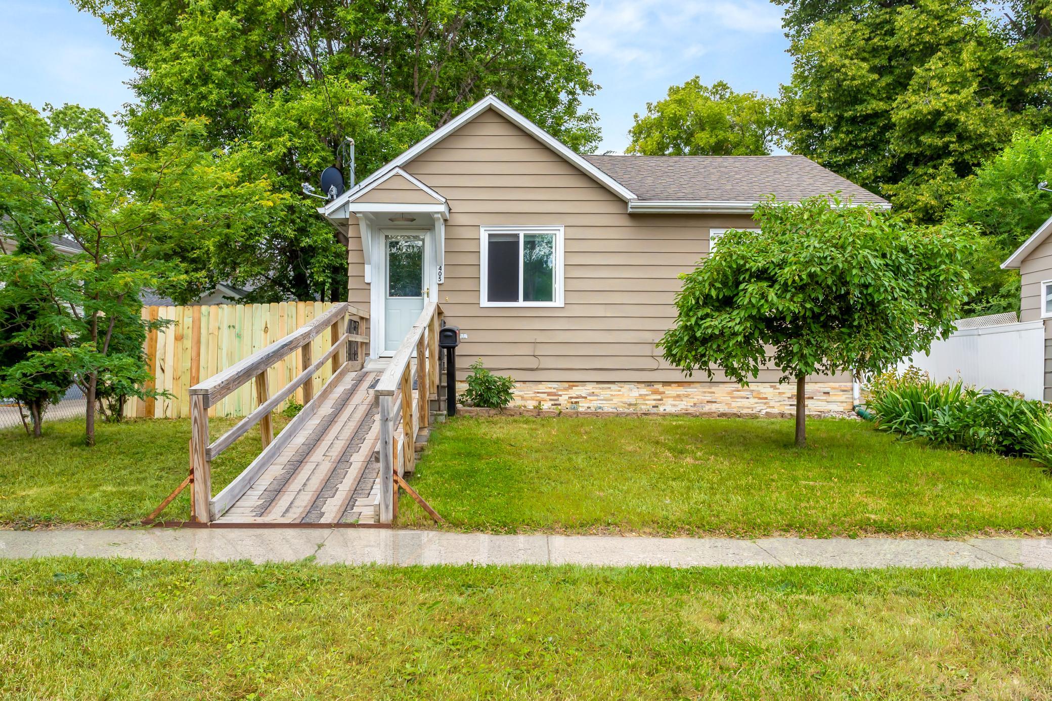405 14th St N, Moorhead, MN 56560