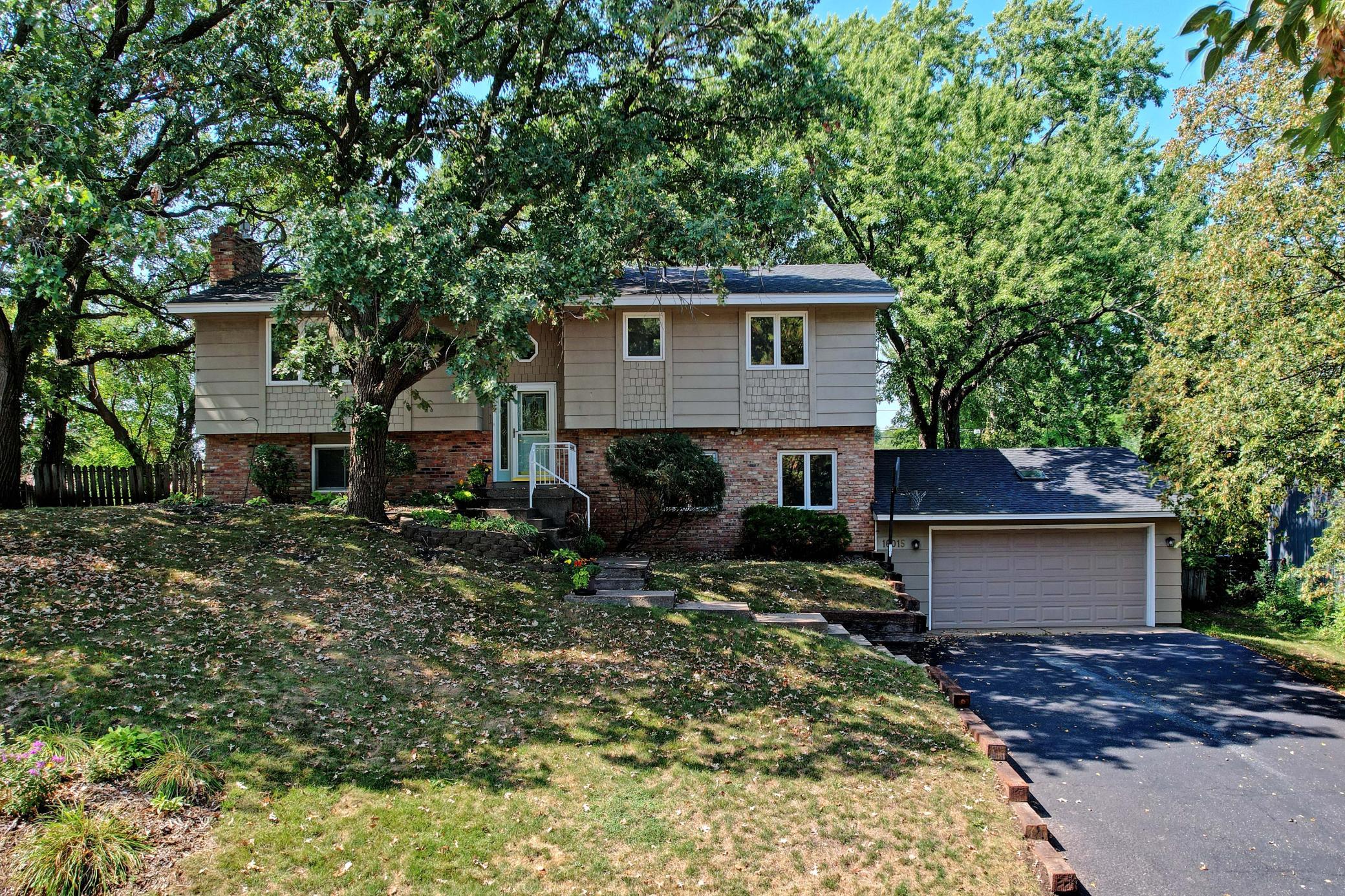 16015 Oak Shore Dr, Lakeville, MN 55044
