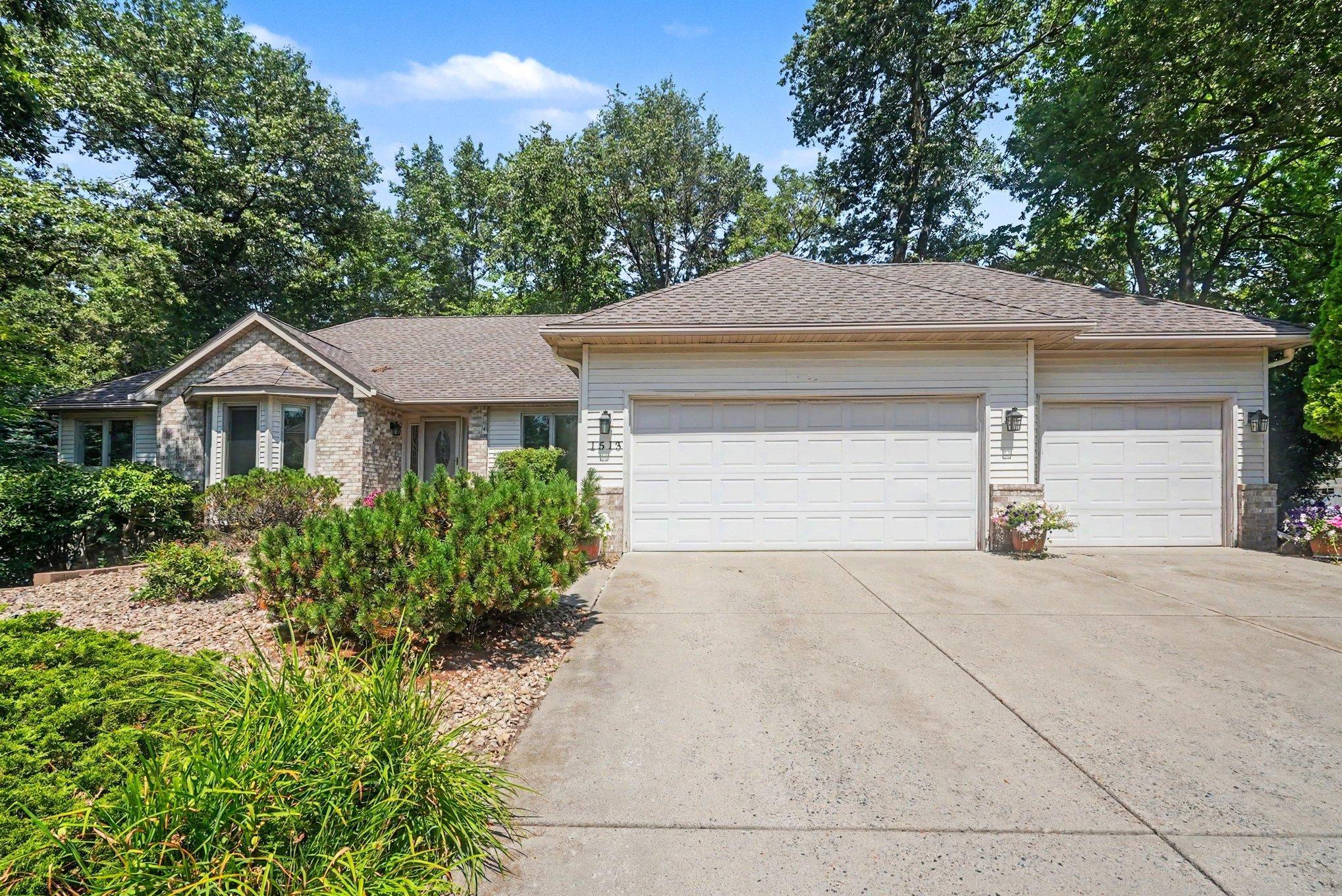 1513 Broken Oak Ct, Lino Lakes, MN 55038