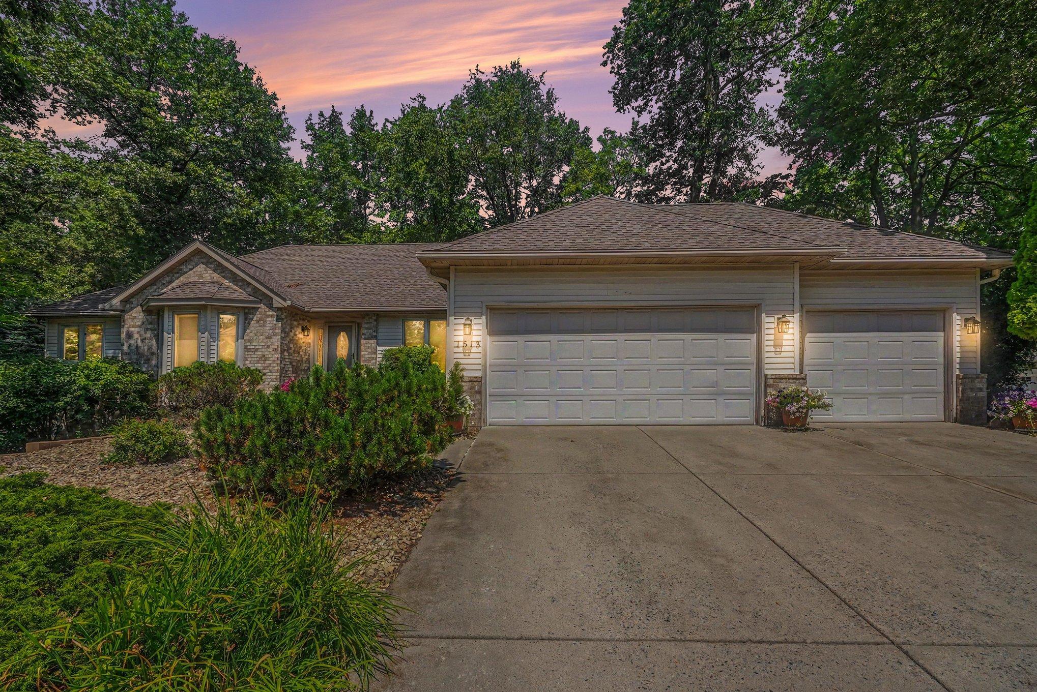 1513 Broken Oak Ct, Lino Lakes, MN 55038