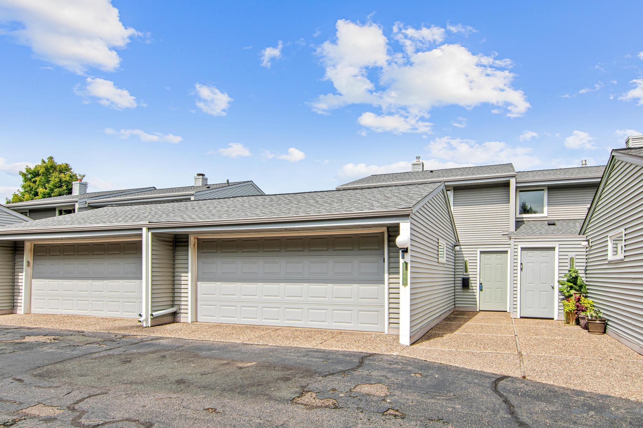 2646 Mackubin St, Roseville, MN 55113