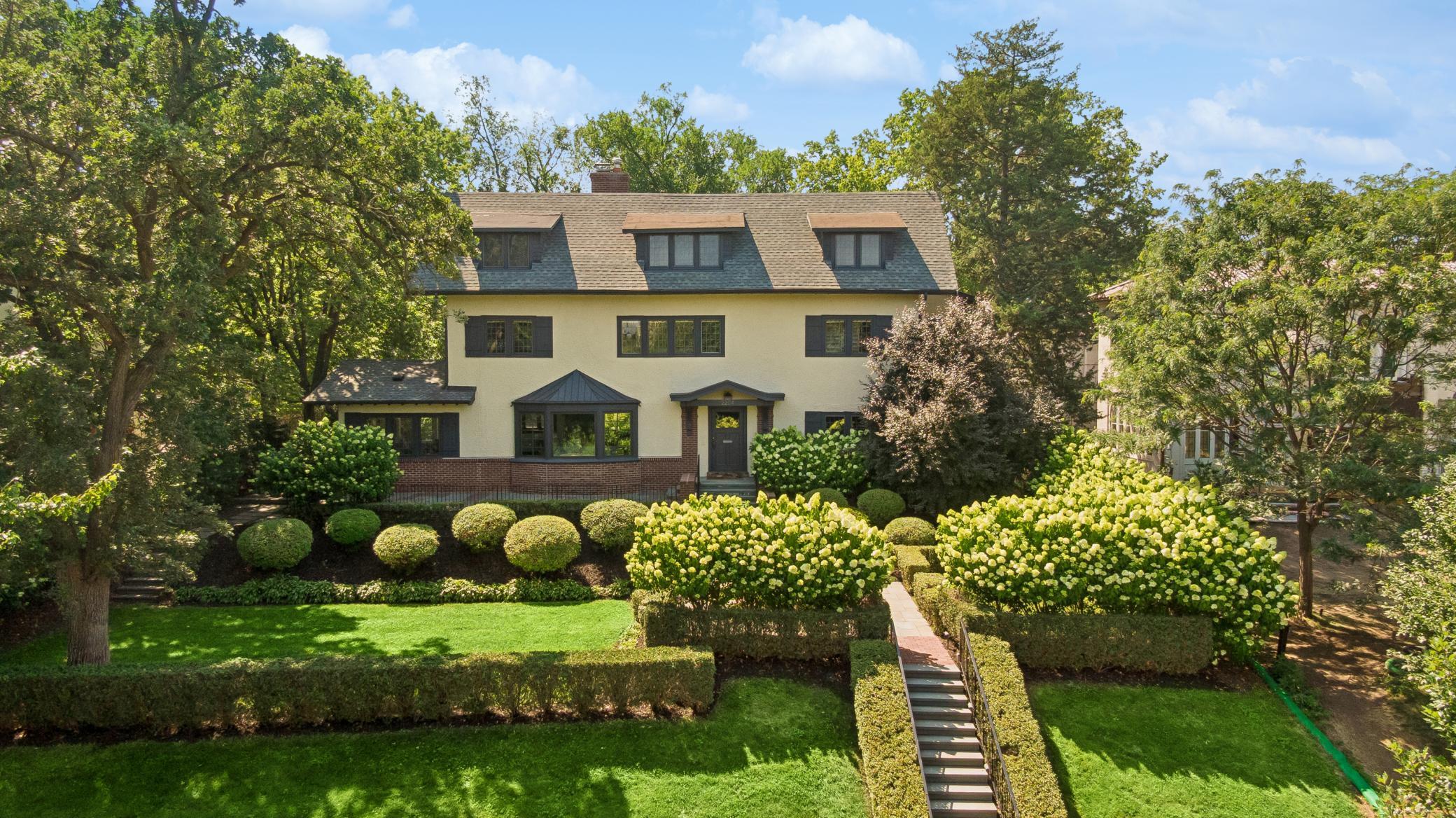2204 W Lake Of The Isles Pw, Minneapolis, MN 55405