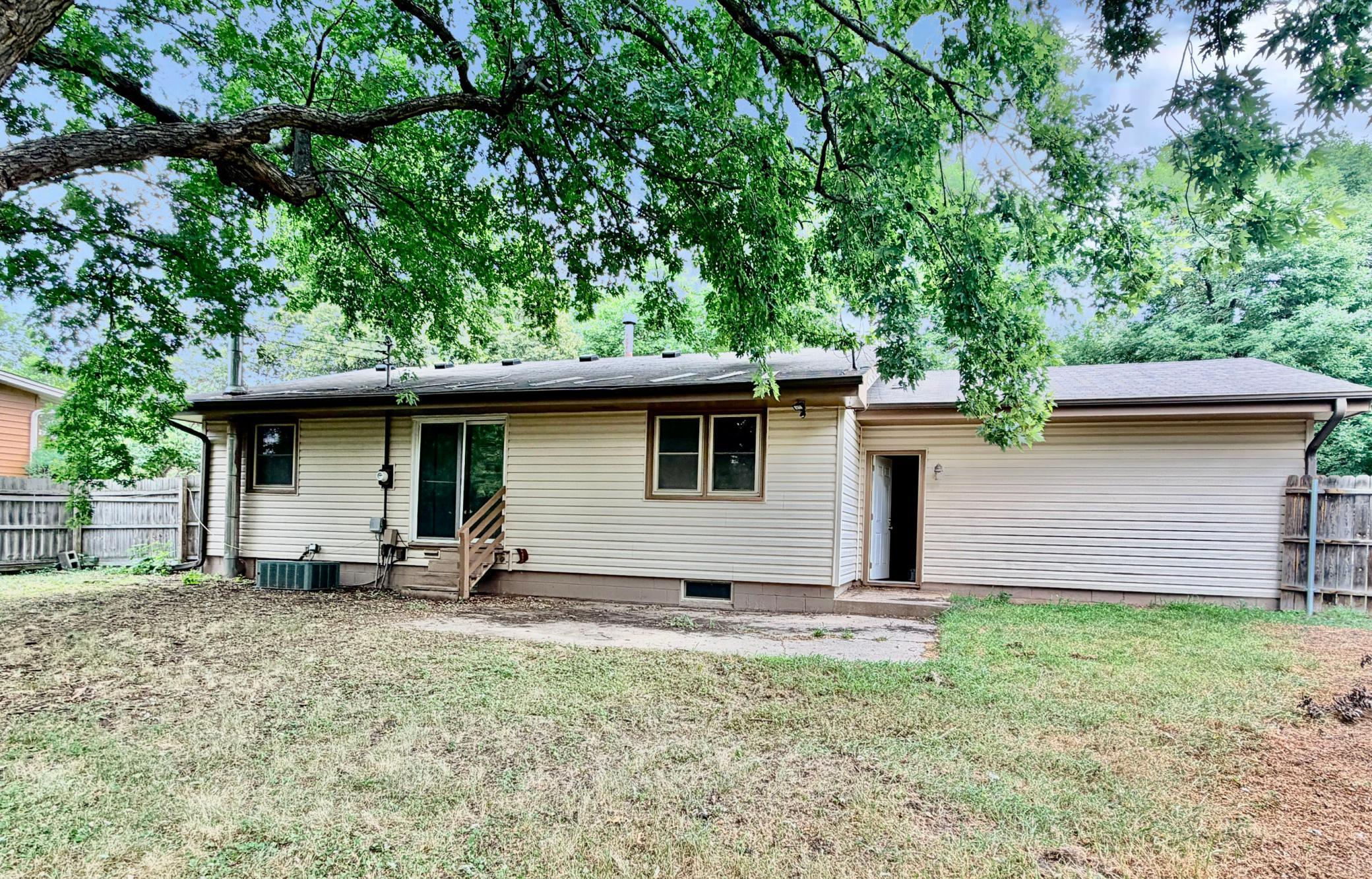 8001 Edgewood Ave N, Brooklyn Park, MN 55445