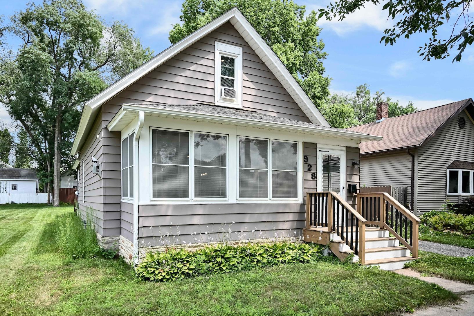 928 W Howard St, Winona, MN 55987