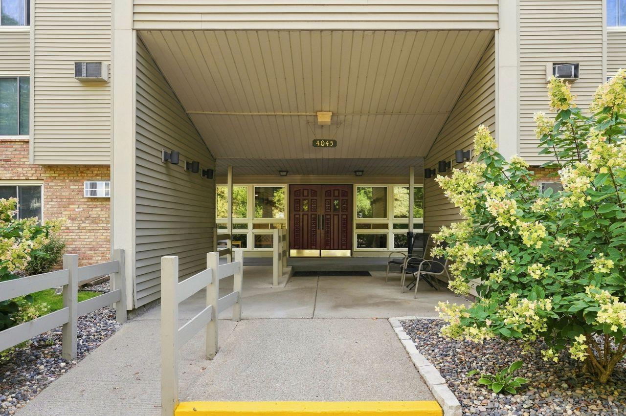 4045 Hodgson Rd #201, Shoreview, MN 55126