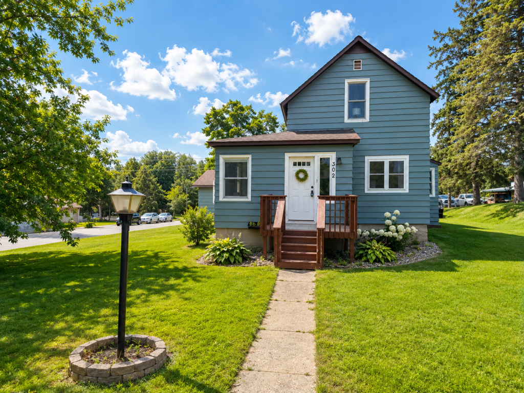 302 Mitchell St, Coleraine, MN 55722
