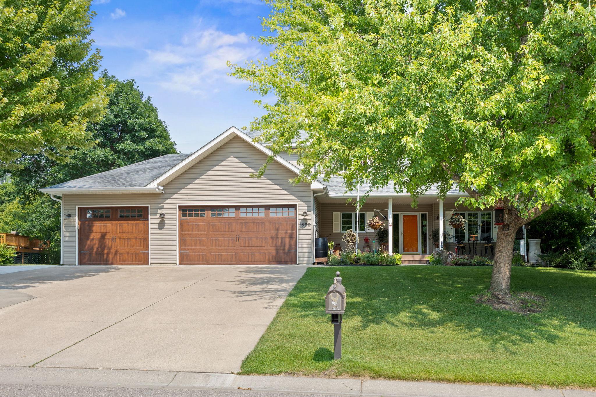 1869 White Oak Dr, Chaska, MN 55318