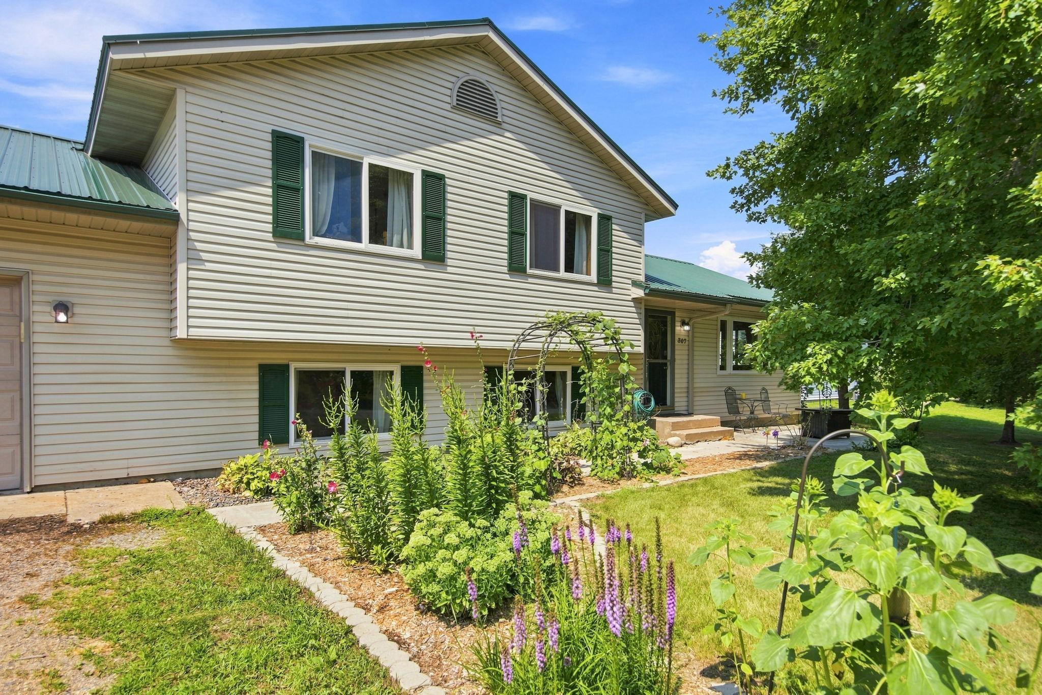 307 N East Ave, Dresser, WI 54009