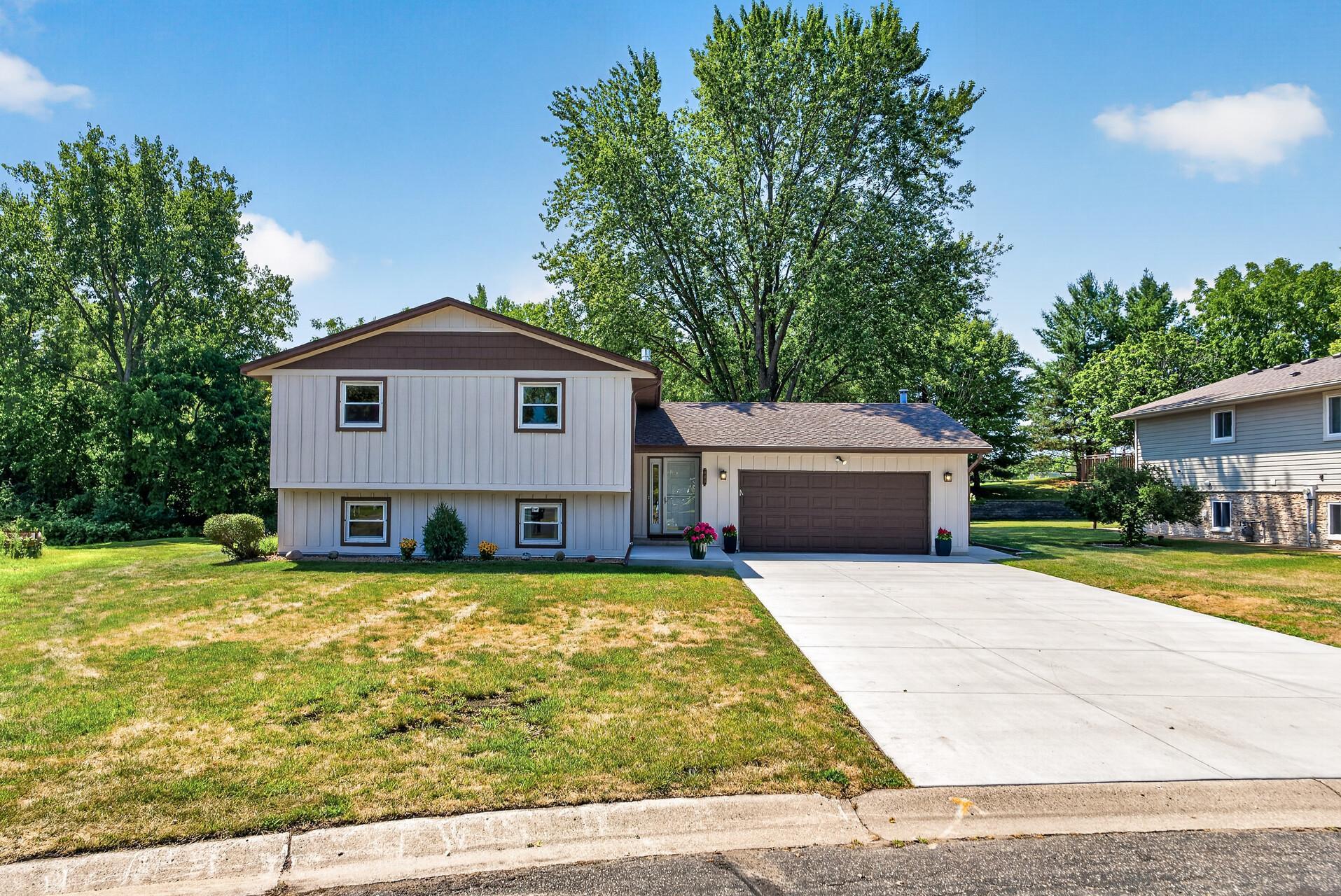 460 Hawes Ave, Vadnais Heights, MN 55127