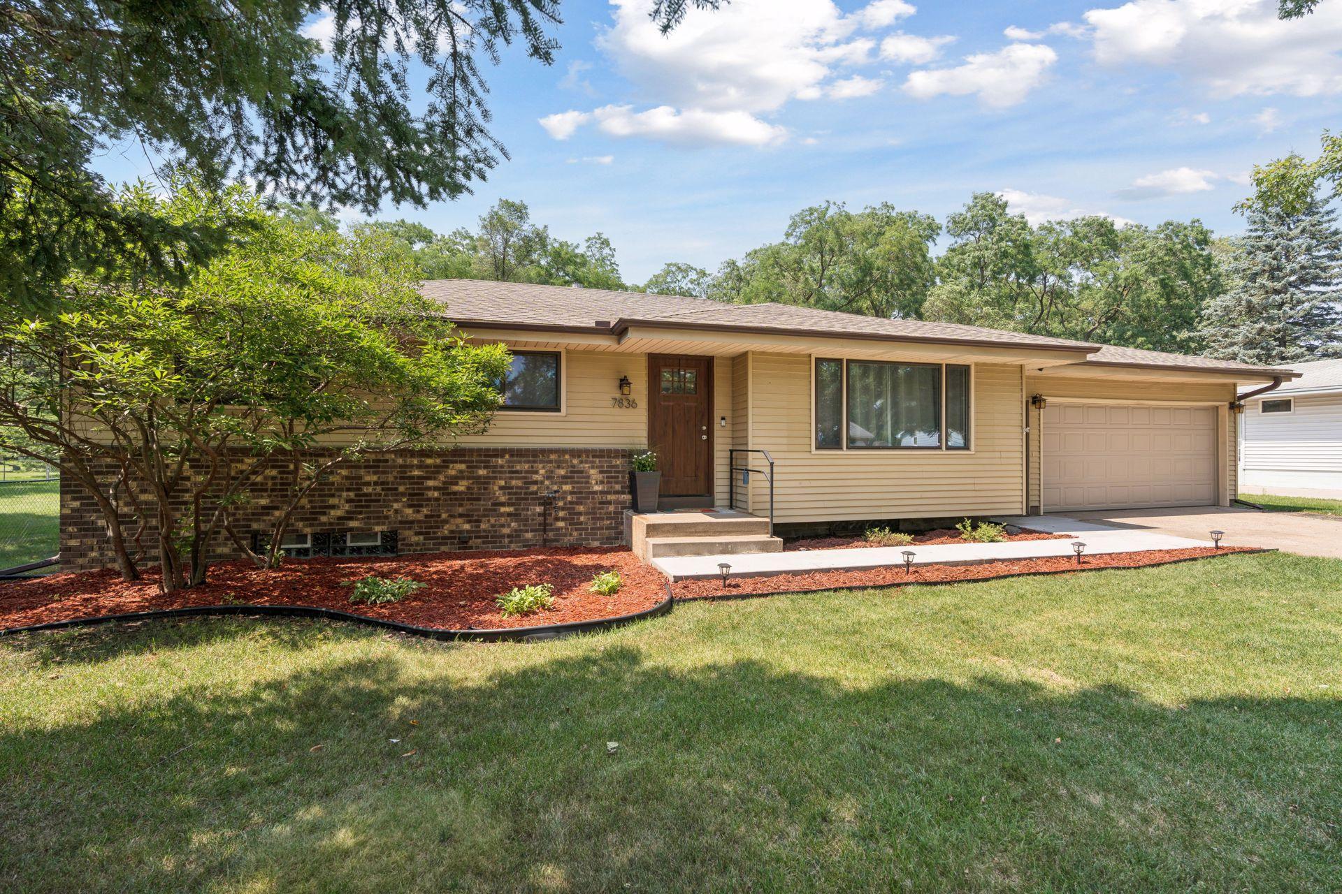 7836 Woodlawn Dr, Mounds View, MN 55112