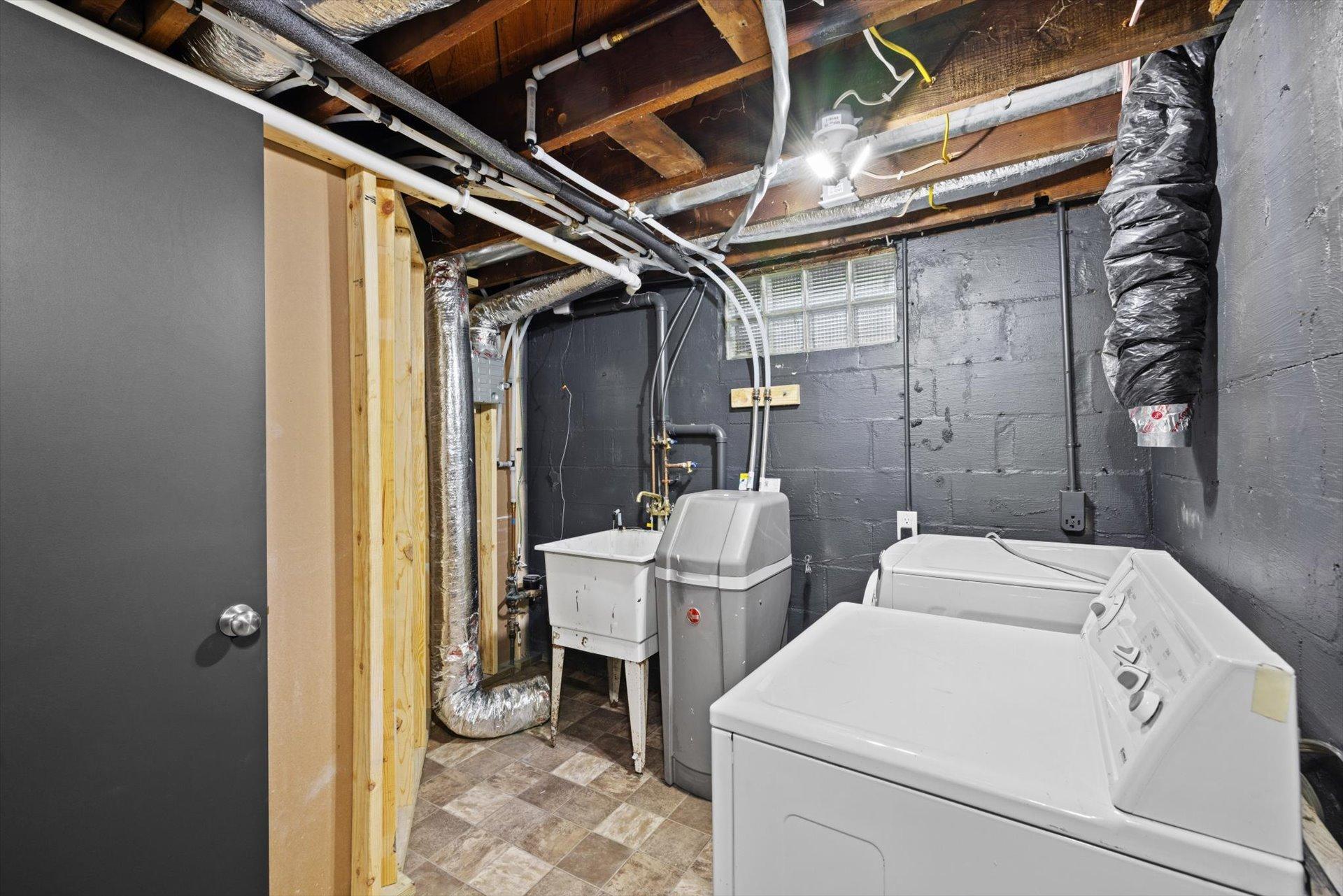 5415 Twin Lake Blvd E, Brooklyn Center, MN 55429