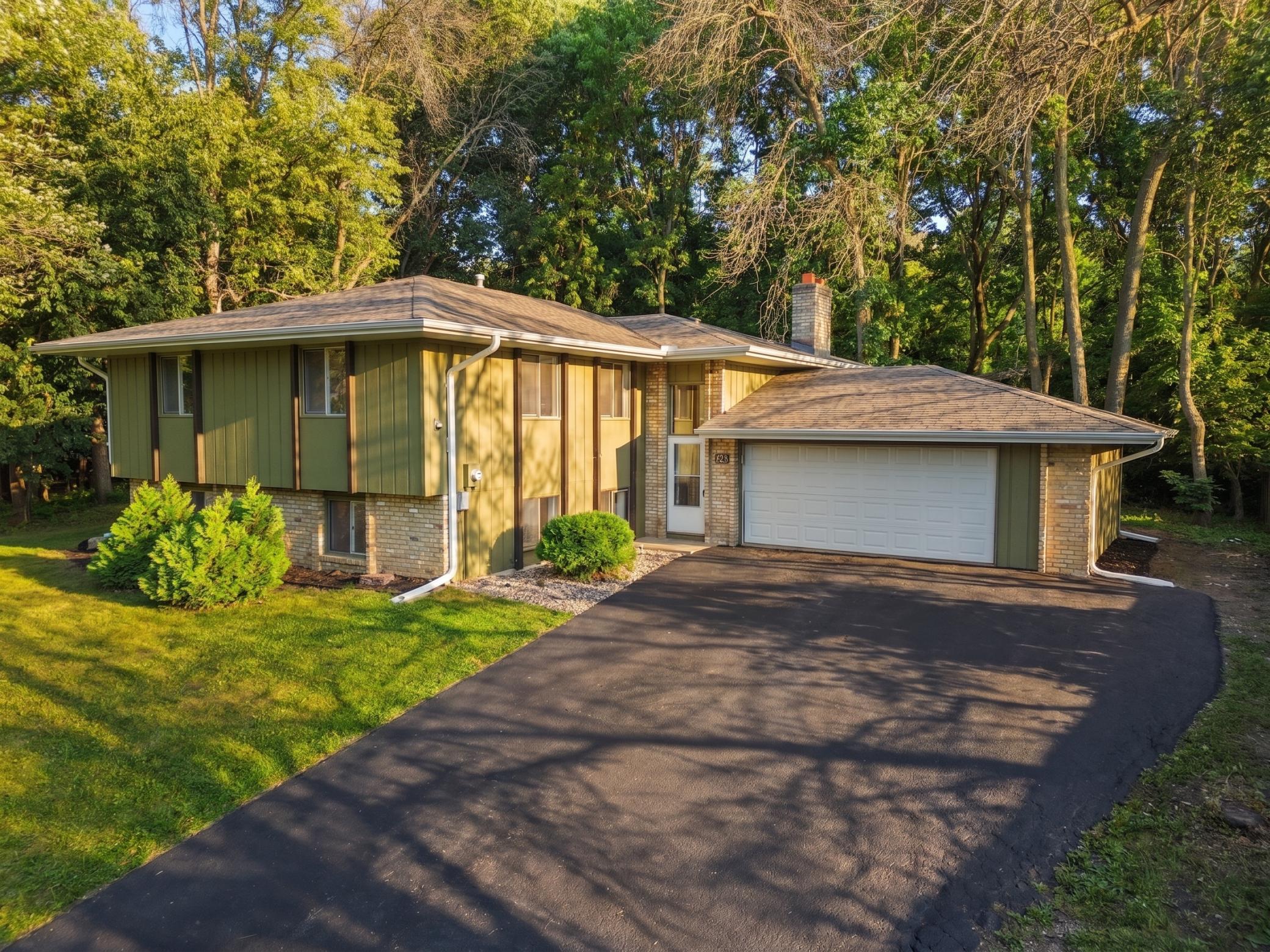 605 Pheasant Rn, Burnsville, MN 55337