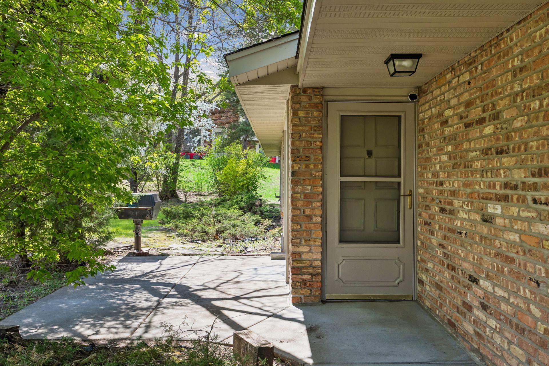 9701 Cimarron Trl, Minnetonka, MN 55305
