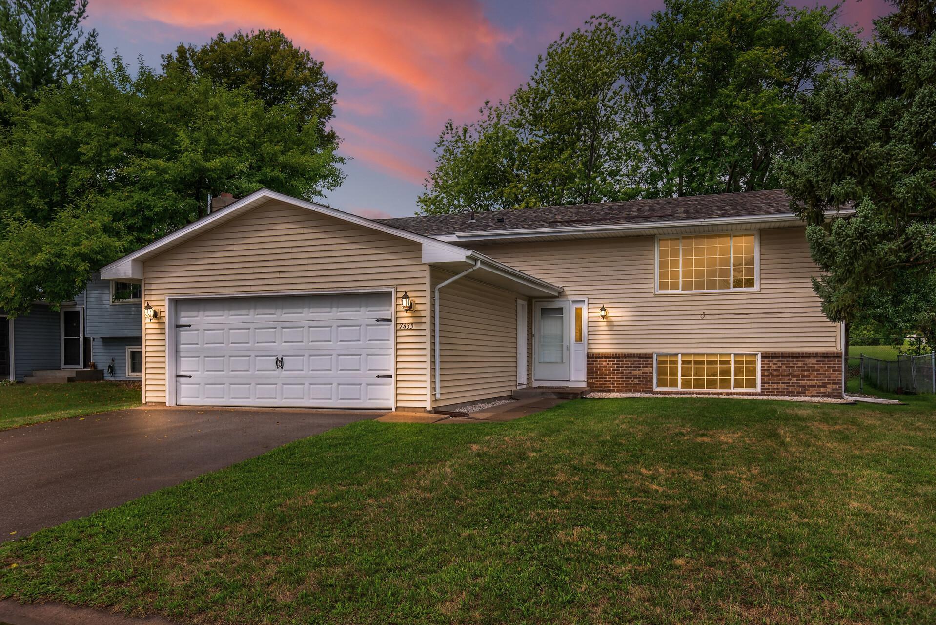 7433 Columbia Ct, Woodbury, MN 55125