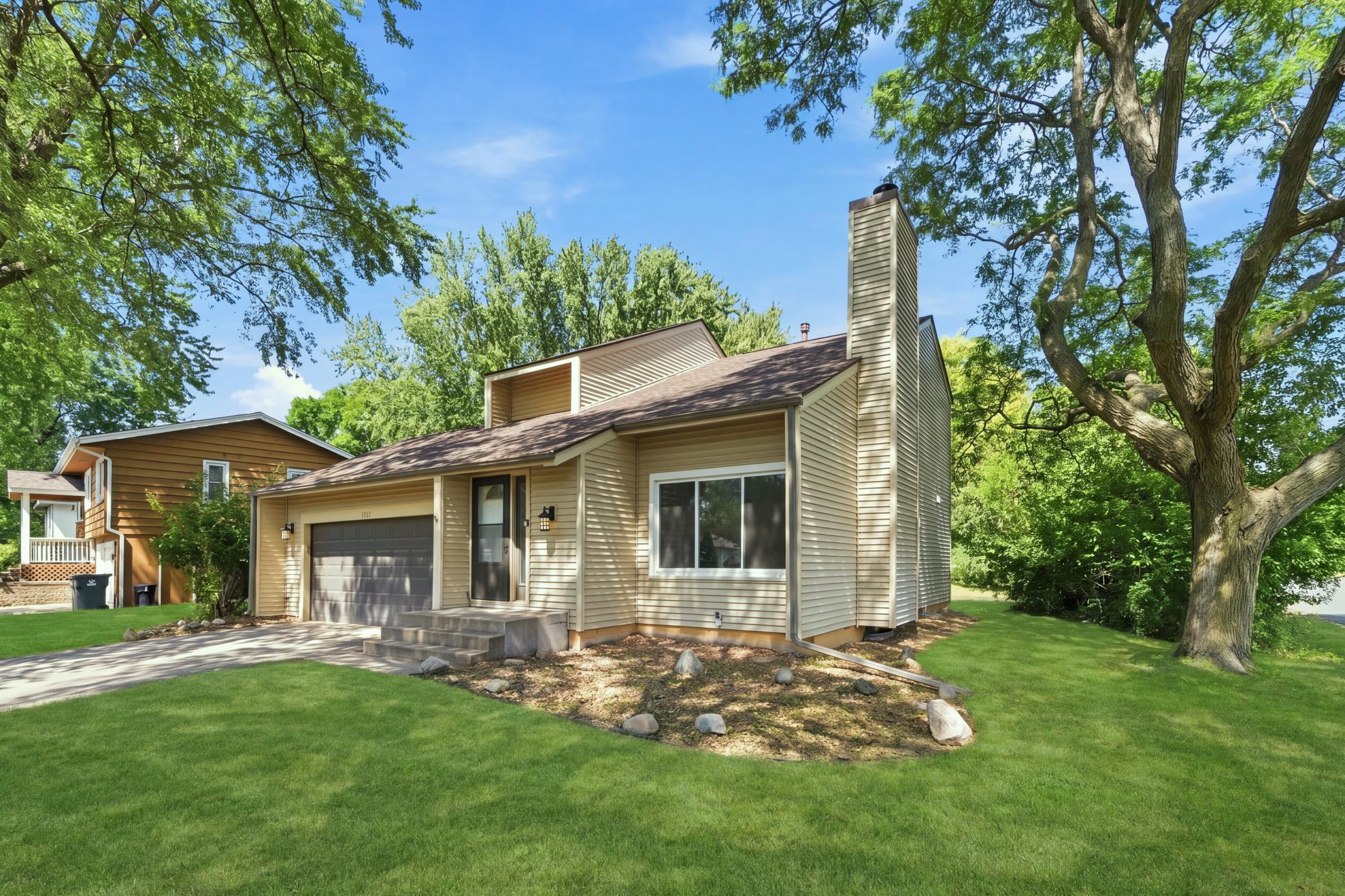 8687 Ridgewind Rd, Eden Prairie, MN 55344