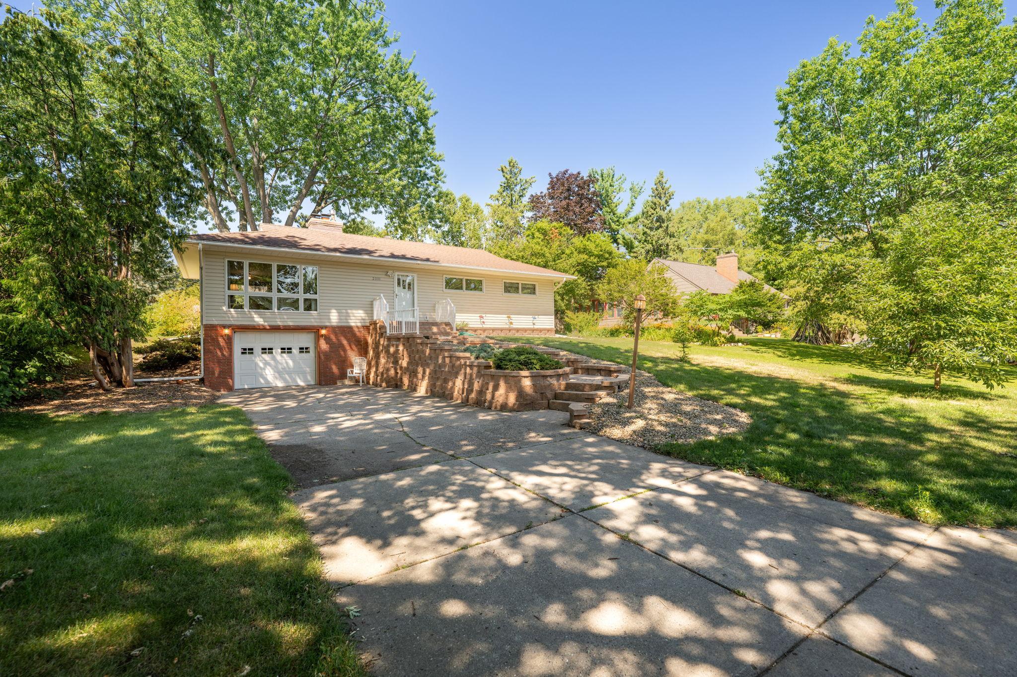 2001 Herschel St, Roseville, MN 55113