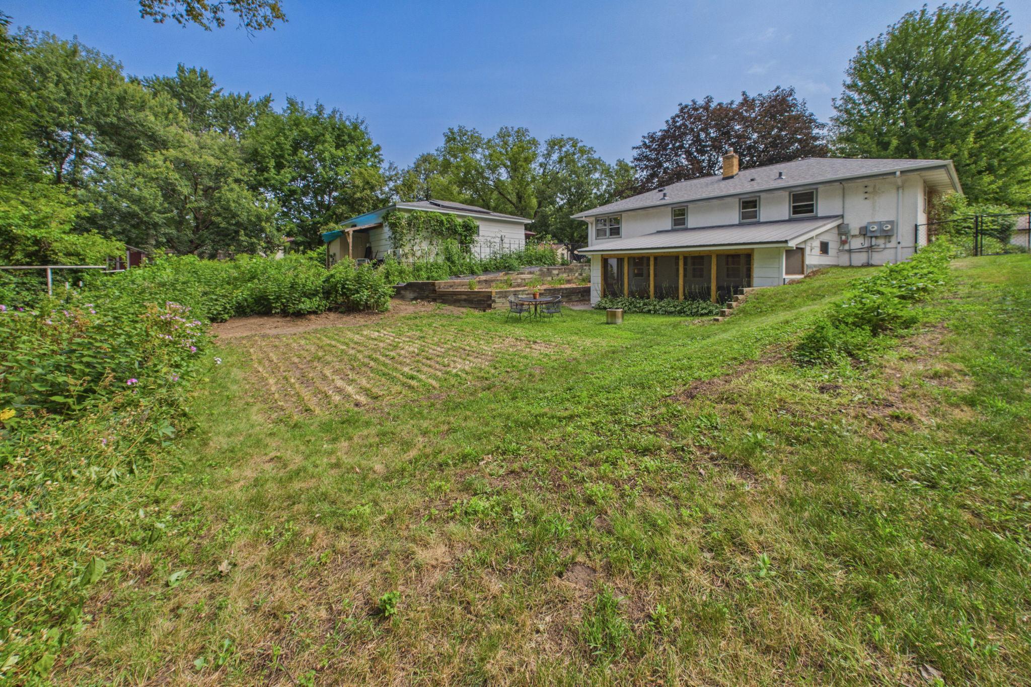 1731 Galtier St, Roseville, MN 55113