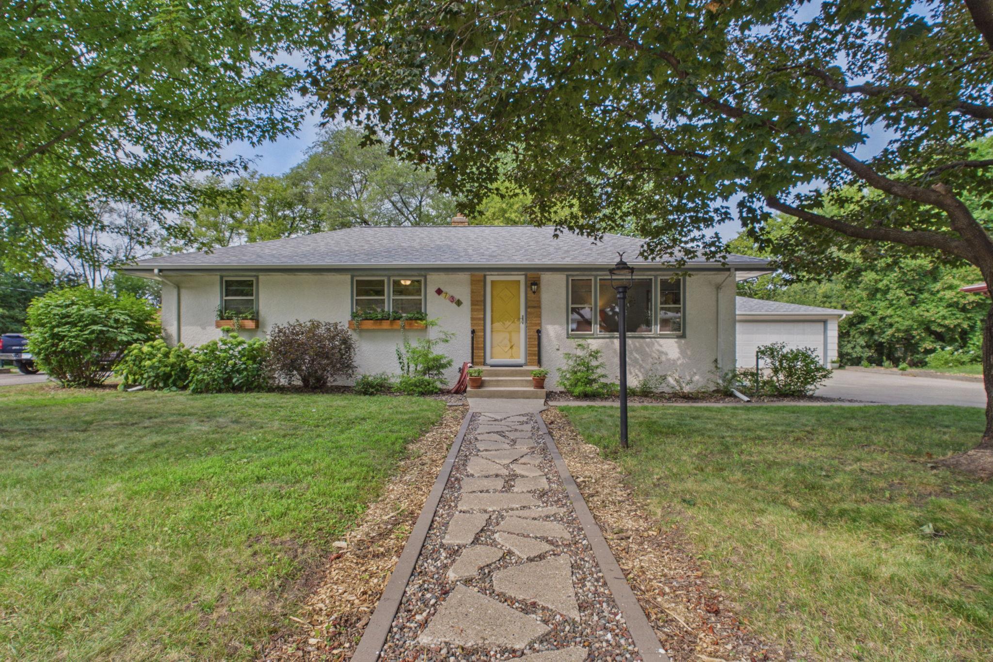 1731 Galtier St, Roseville, MN 55113