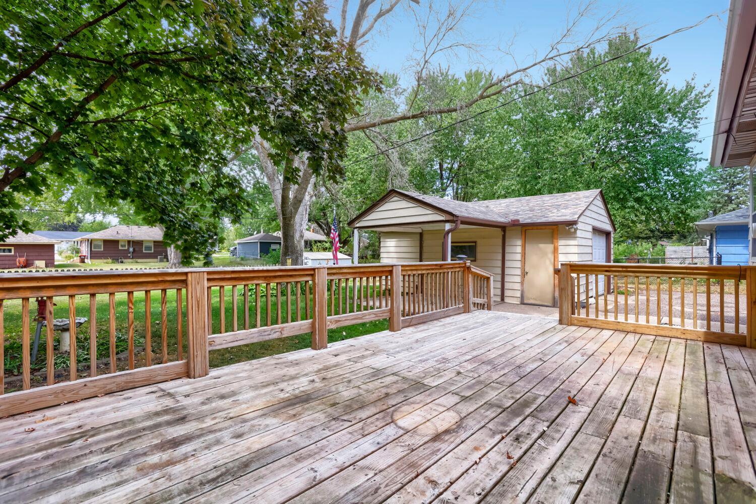 2021 English St, Maplewood, MN 55109