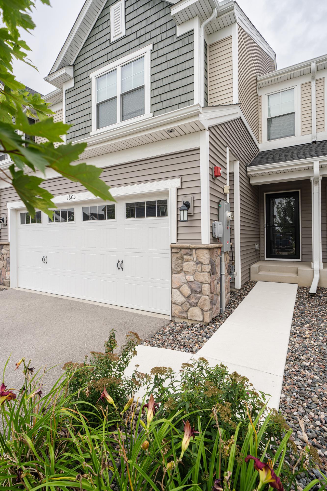 1605 Gable Dr, Carver, MN 55315