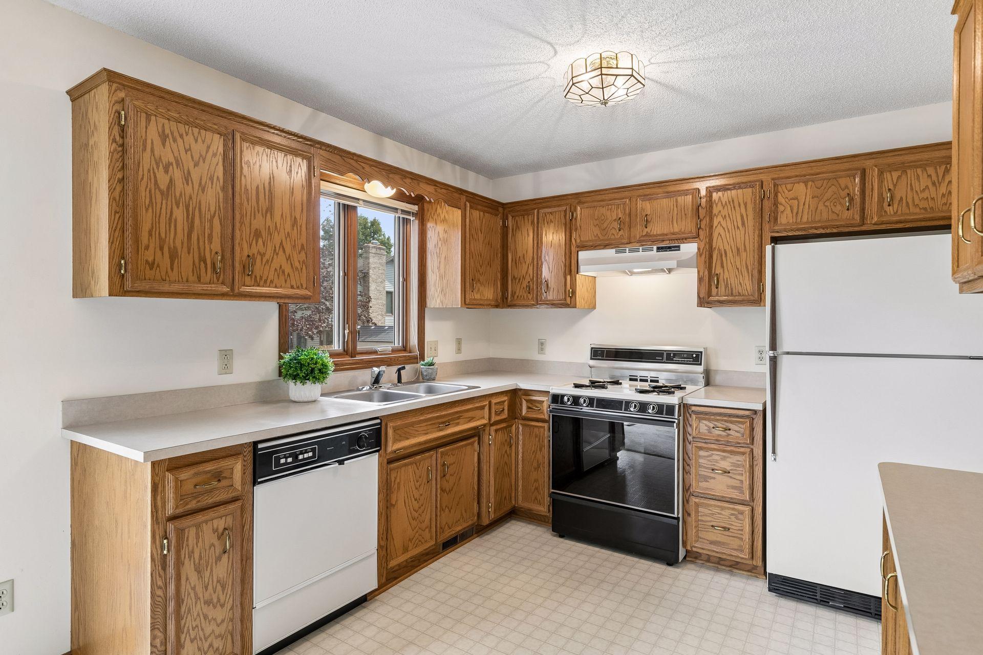 972 Pointe Way, Eagan, MN 55123