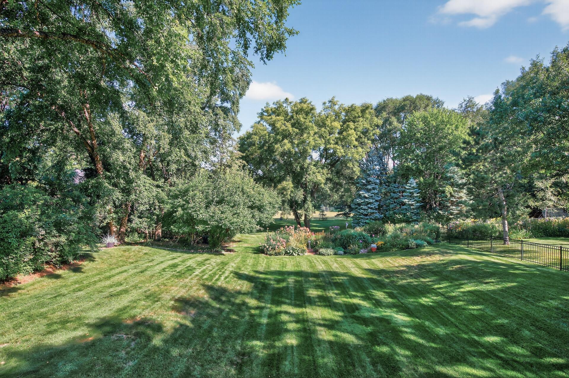 2277 Moreland Ct E, Maplewood, MN 55119