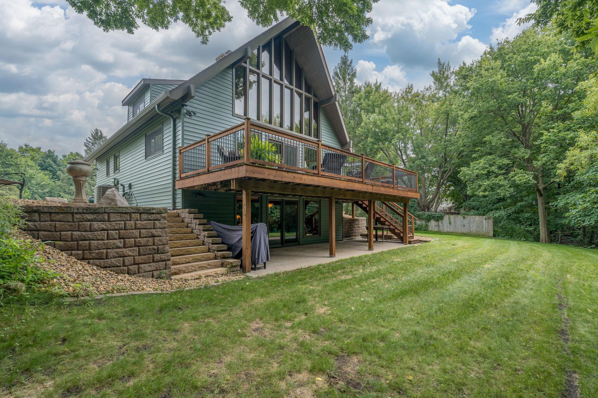 314 Meadow Woods Dr, Mankato, MN 56001