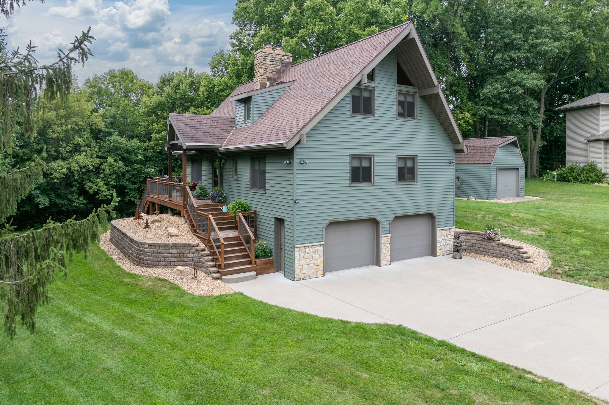 314 Meadow Woods Dr, Mankato, MN 56001