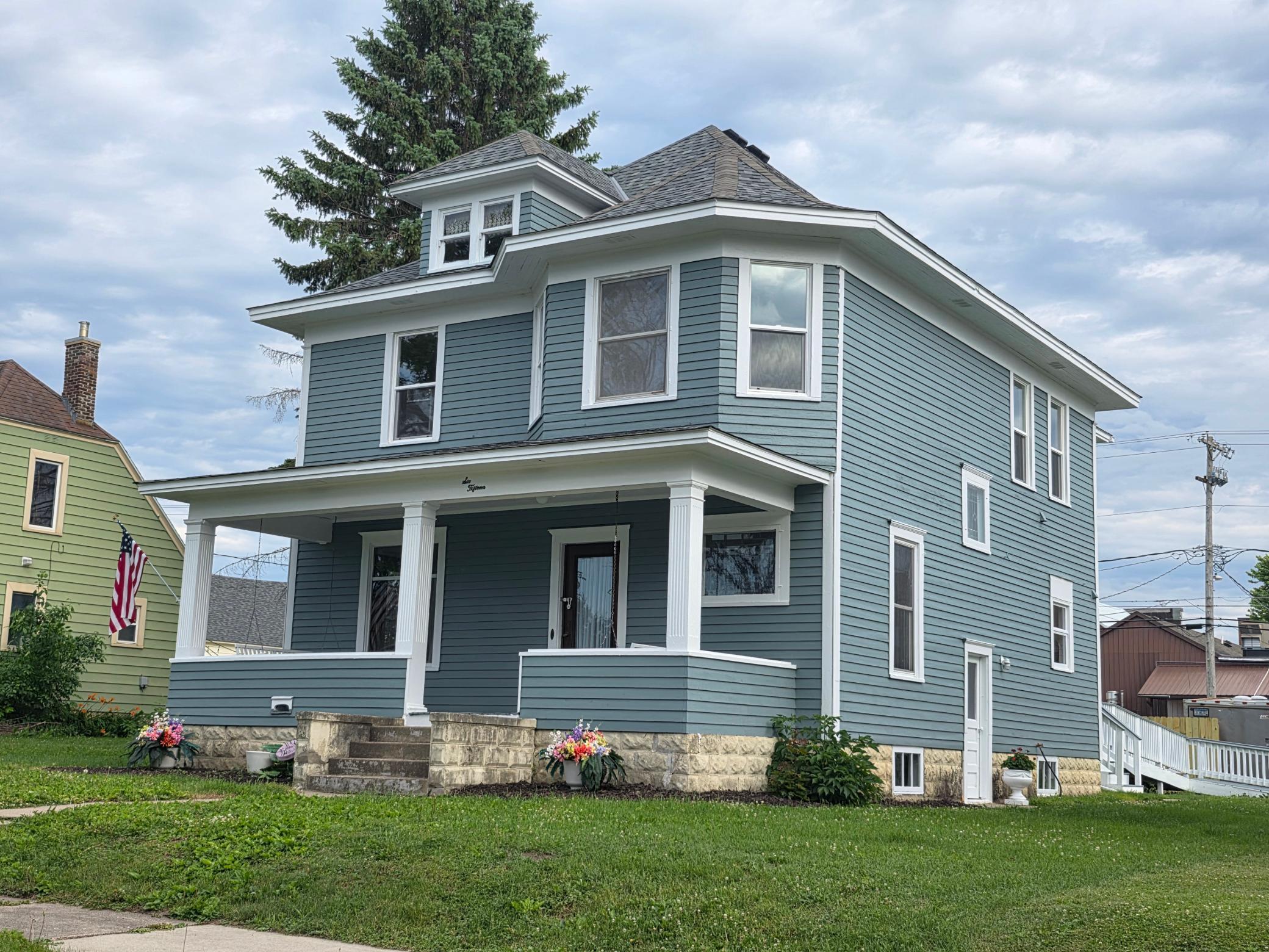 615 1st St, Kenyon, MN 55946
