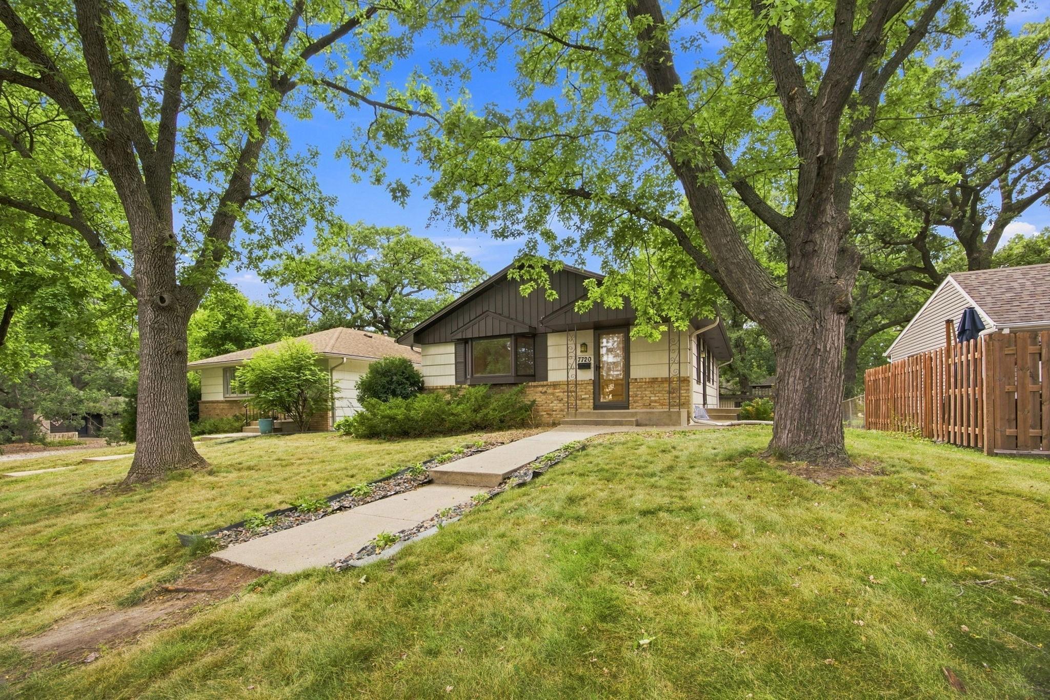 7720 Edgebrook Dr, Saint Louis Park, MN 55426