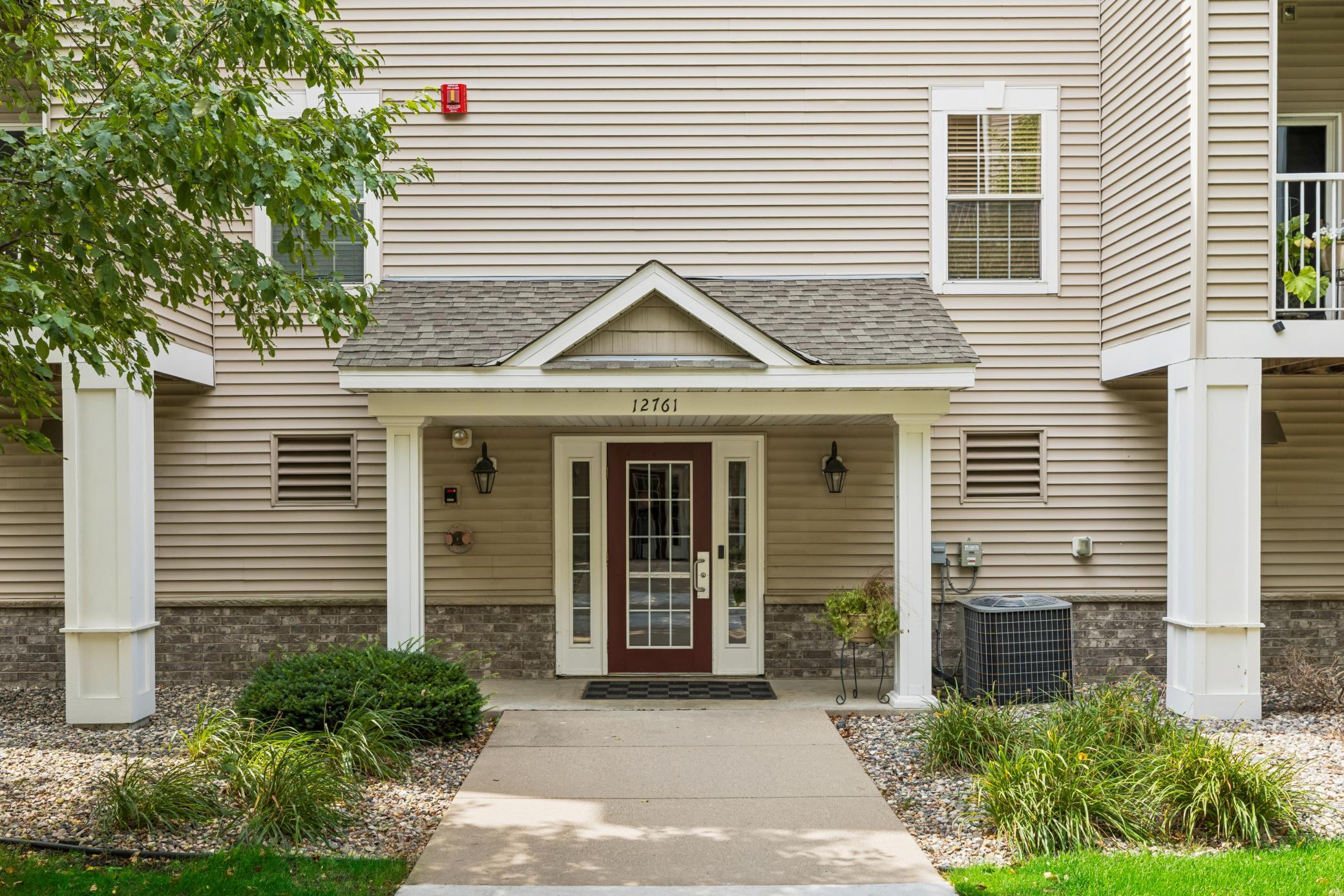 12761 Collegeview Dr #207, Eden Prairie, MN 55347