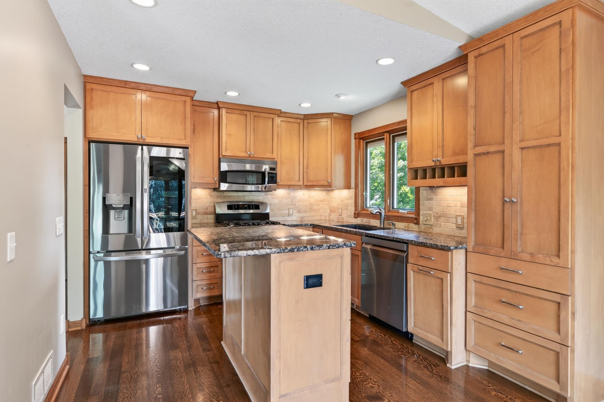 1945 Beaver Dam Ct, Eagan, MN 55122