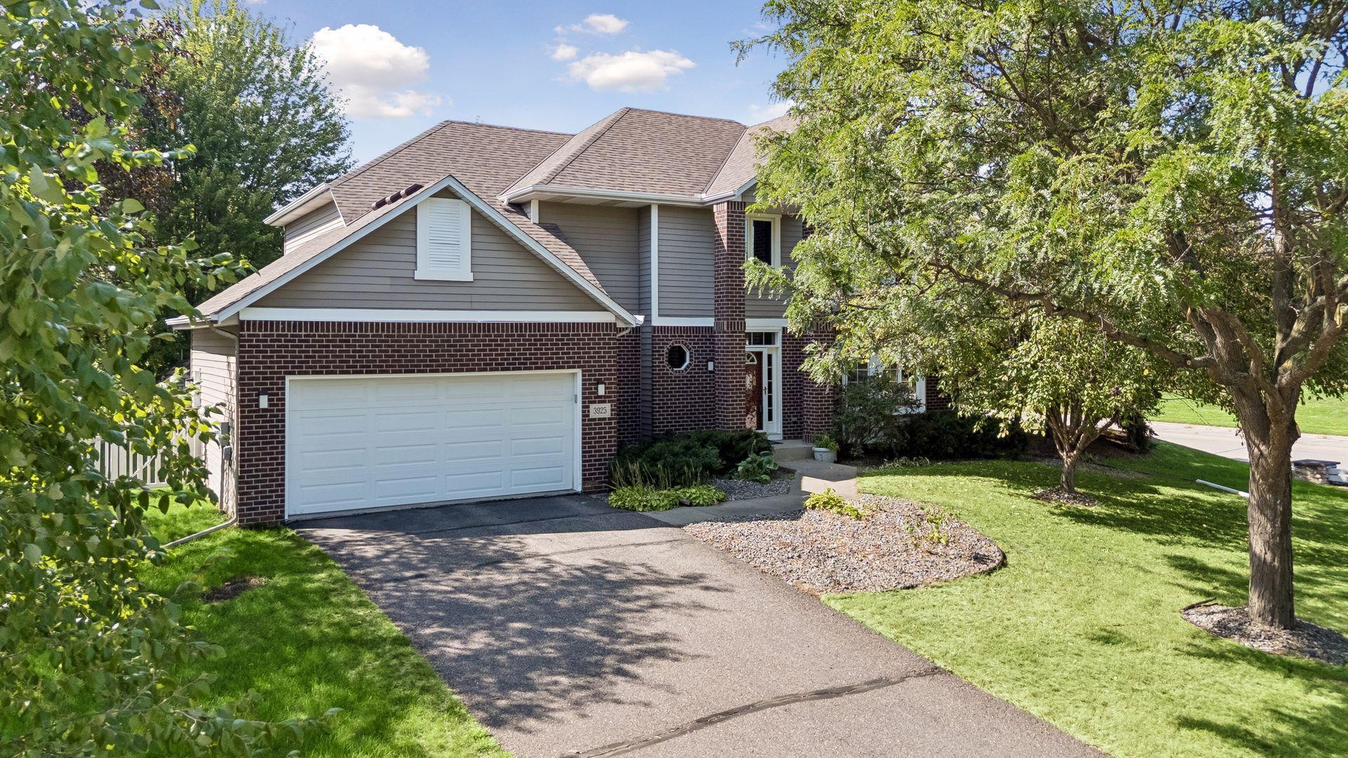 3925 Urbandale Ln N, Plymouth, MN 55446
