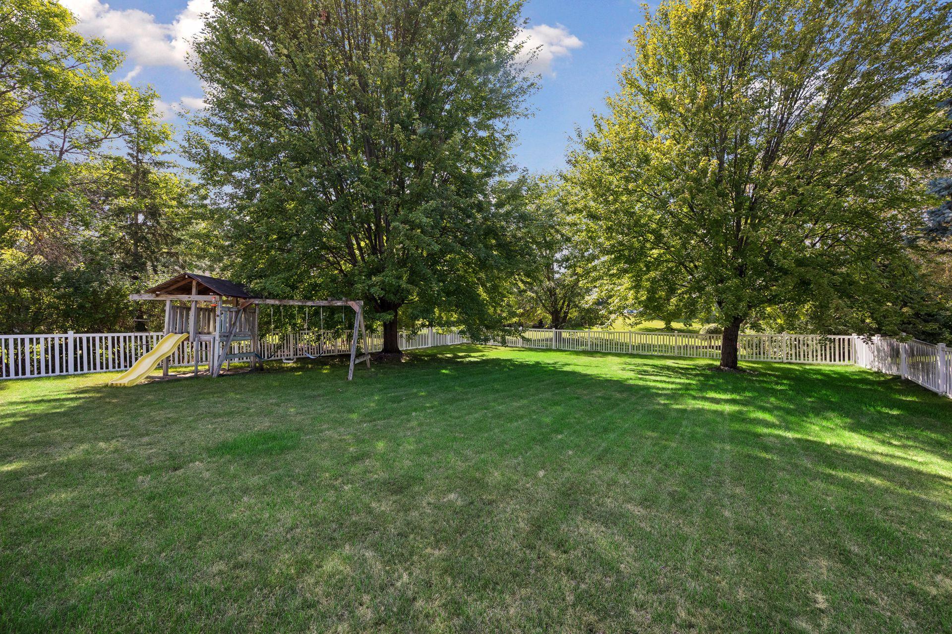 3925 Urbandale Ln N, Plymouth, MN 55446