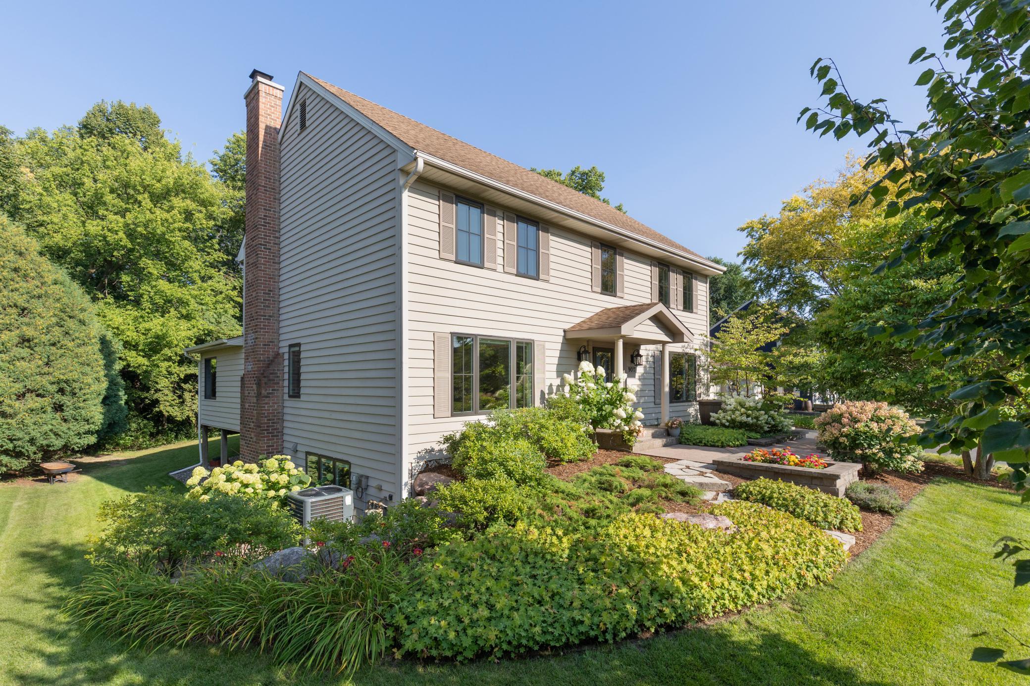 9017 Larkspur Ln, Eden Prairie, MN 55347